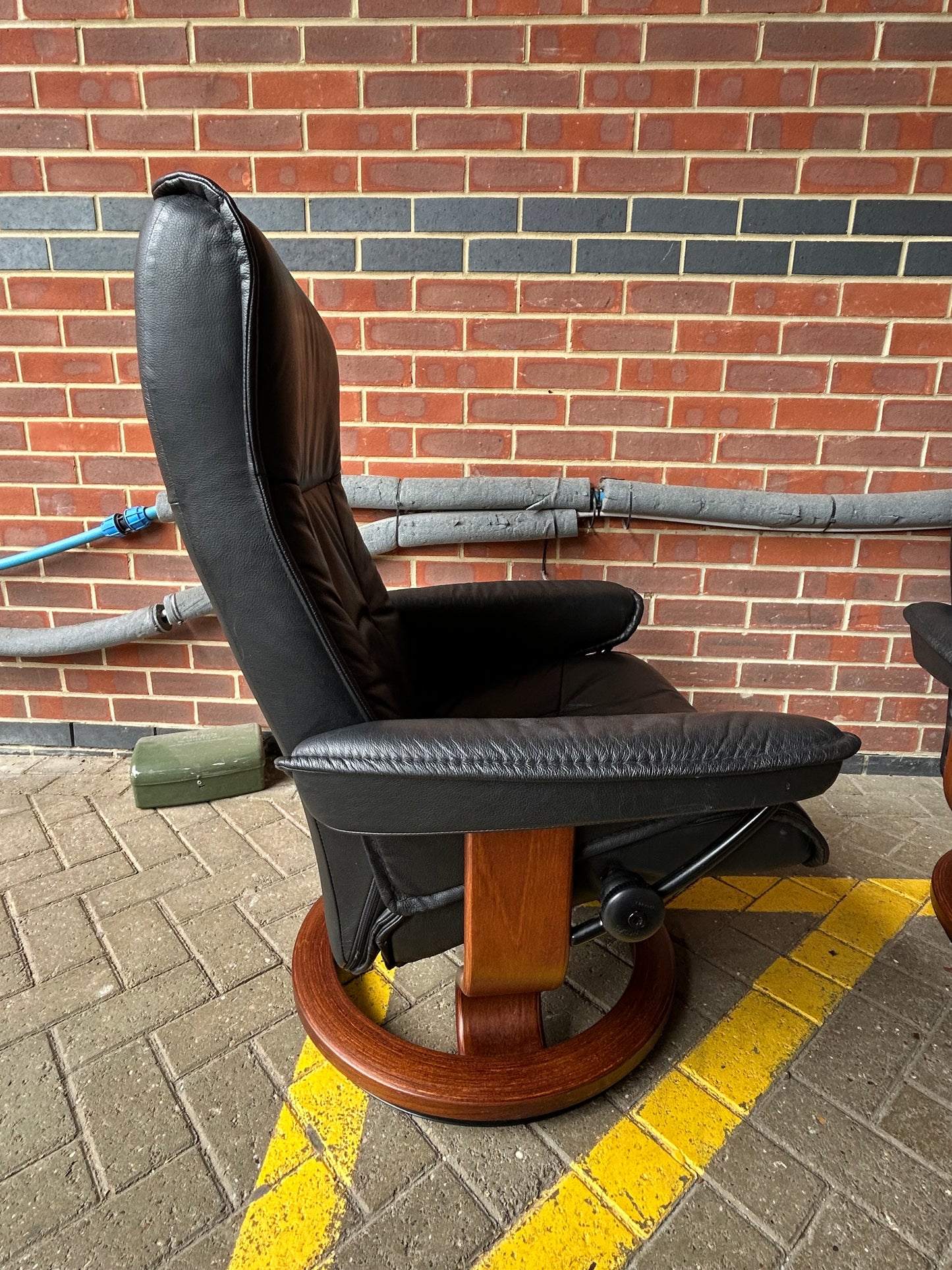 Ekornes Stressless Recline & Swivel Black Leather Chairs & Stools Pair Pre-Loved