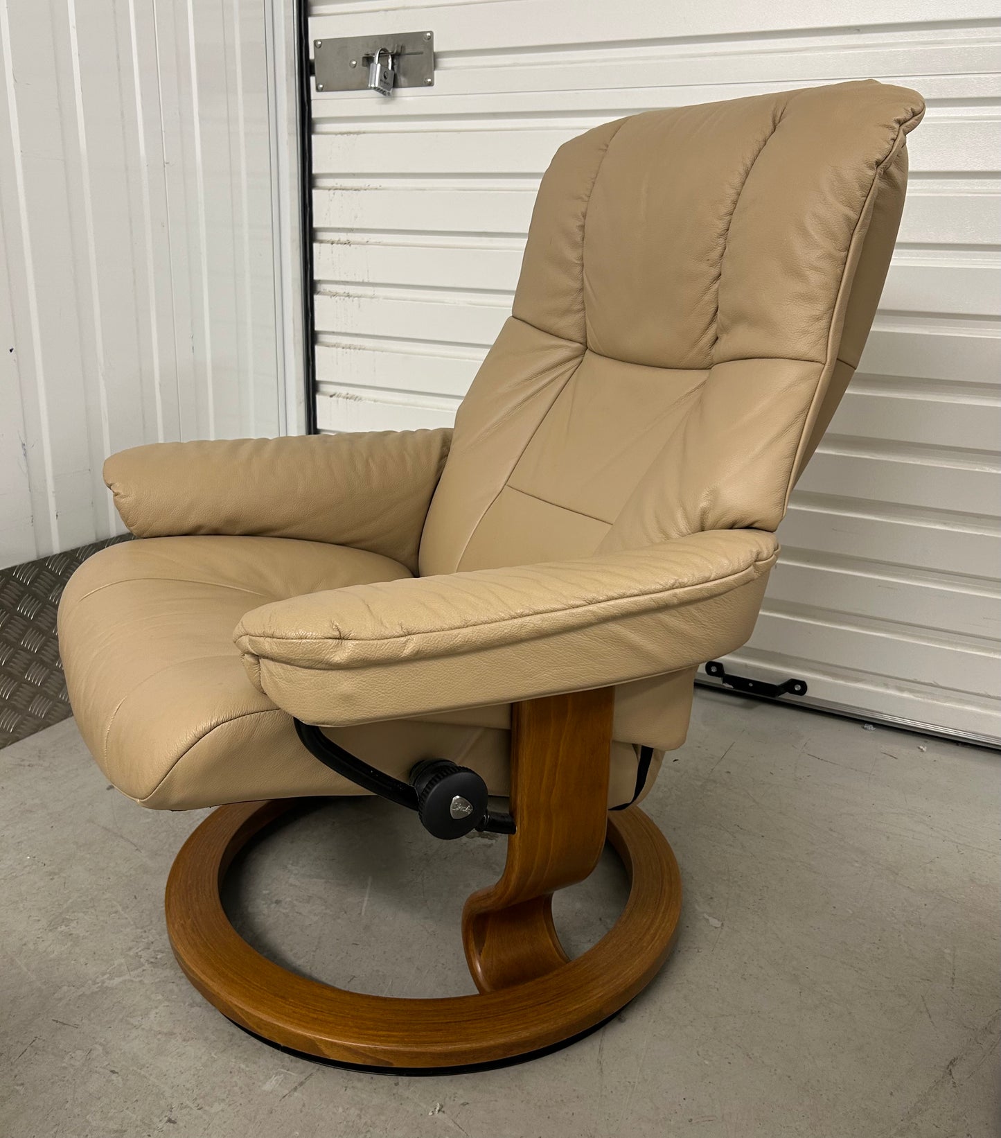 Ekornes Stressless Mayfair Recline & Swivel Latte Leather Chairs & Stools Pair Pre-Loved
