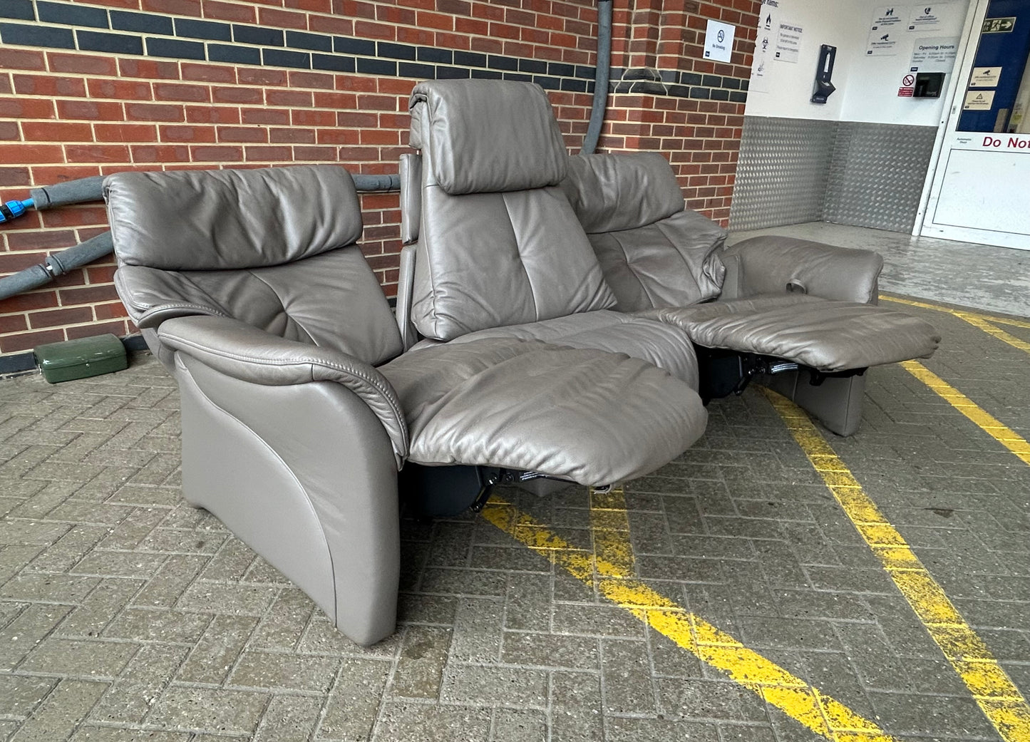 Himolla 3 Seater Curved Leather Recliner Sofa With Retractable Table Pre-Loved