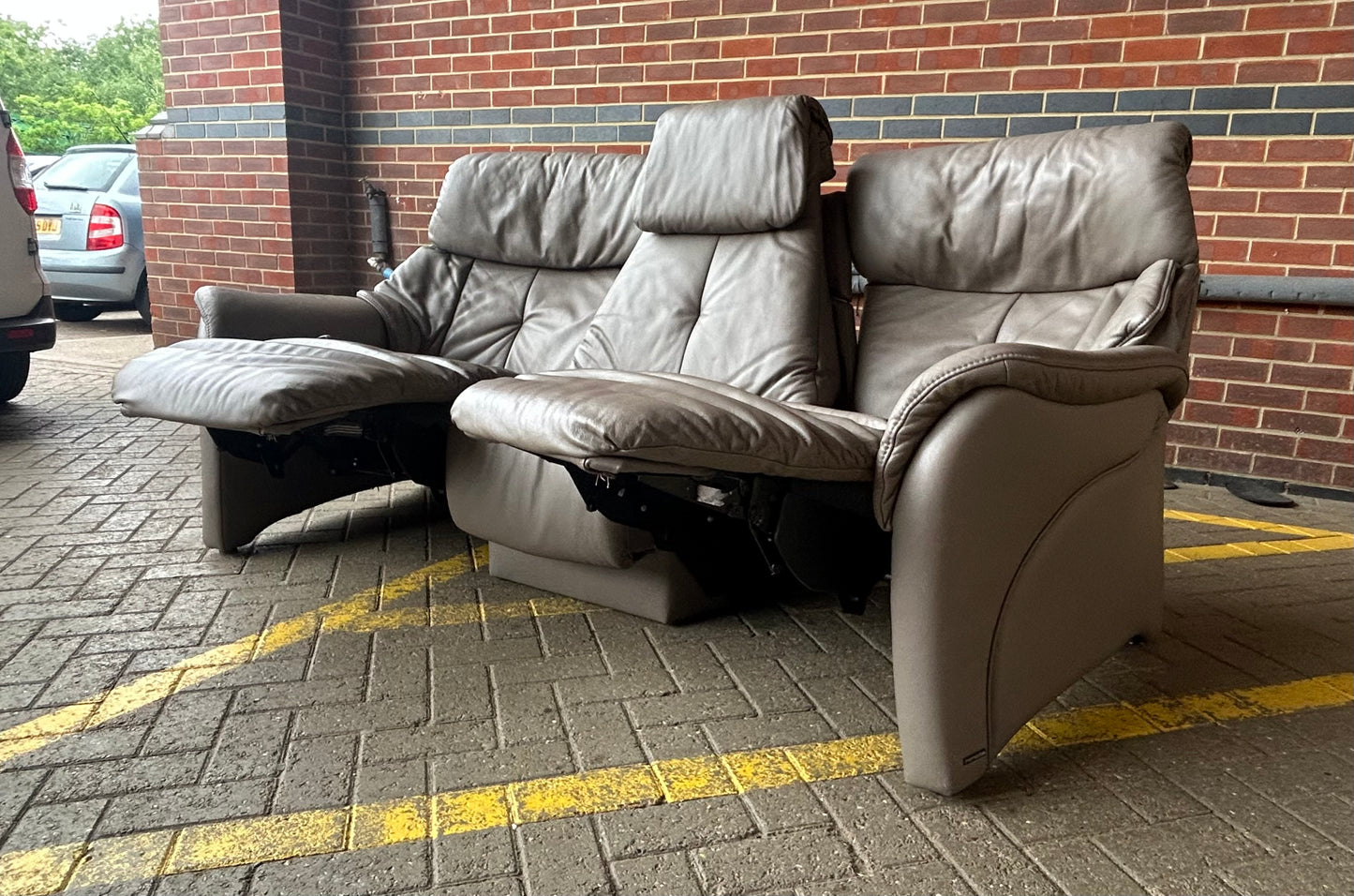 Himolla 3 Seater Curved Leather Recliner Sofa With Retractable Table Pre-Loved