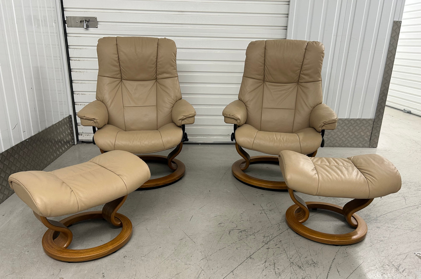 Ekornes Stressless Mayfair Recline & Swivel Latte Leather Chairs & Stools Pair Pre-Loved