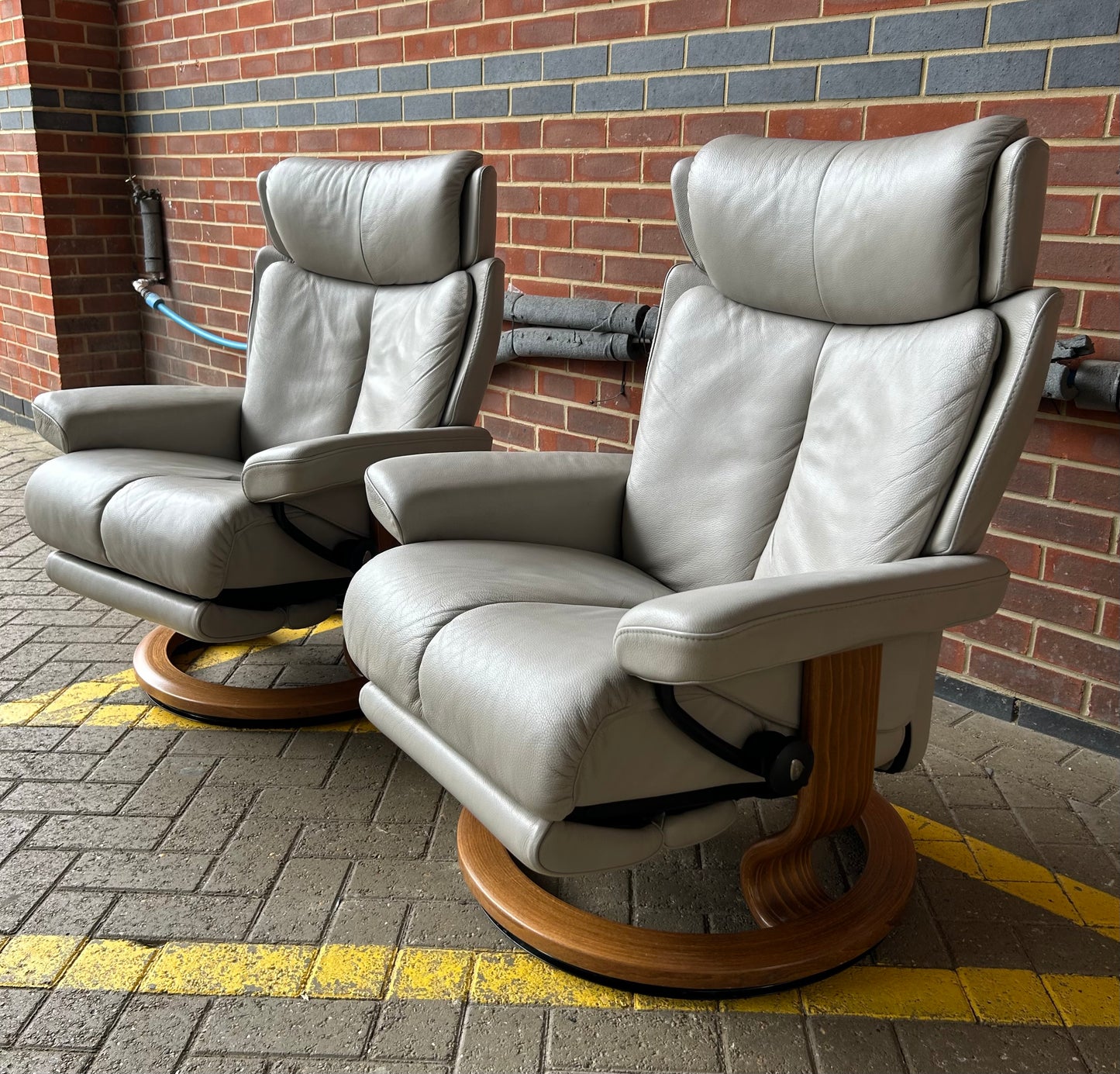 Ekornes Stressless Magic Medium Size Silver Cloud Leather Power Recliners Pair Pre-Loved