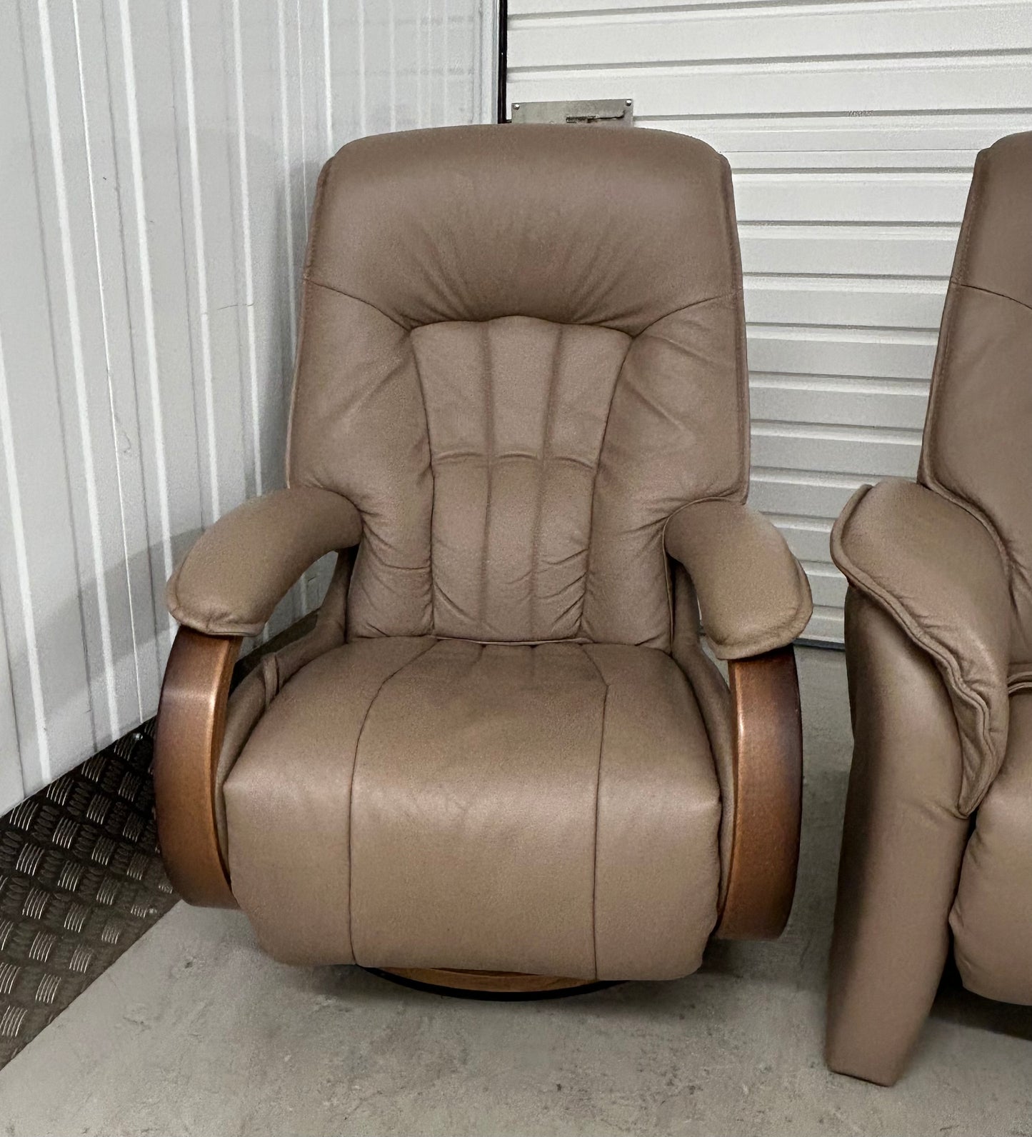 Himolla Leather Suite, 2 Mosel Recline & Swivel Chairs & Matching Recliner Sofa 2020 Pre-Loved