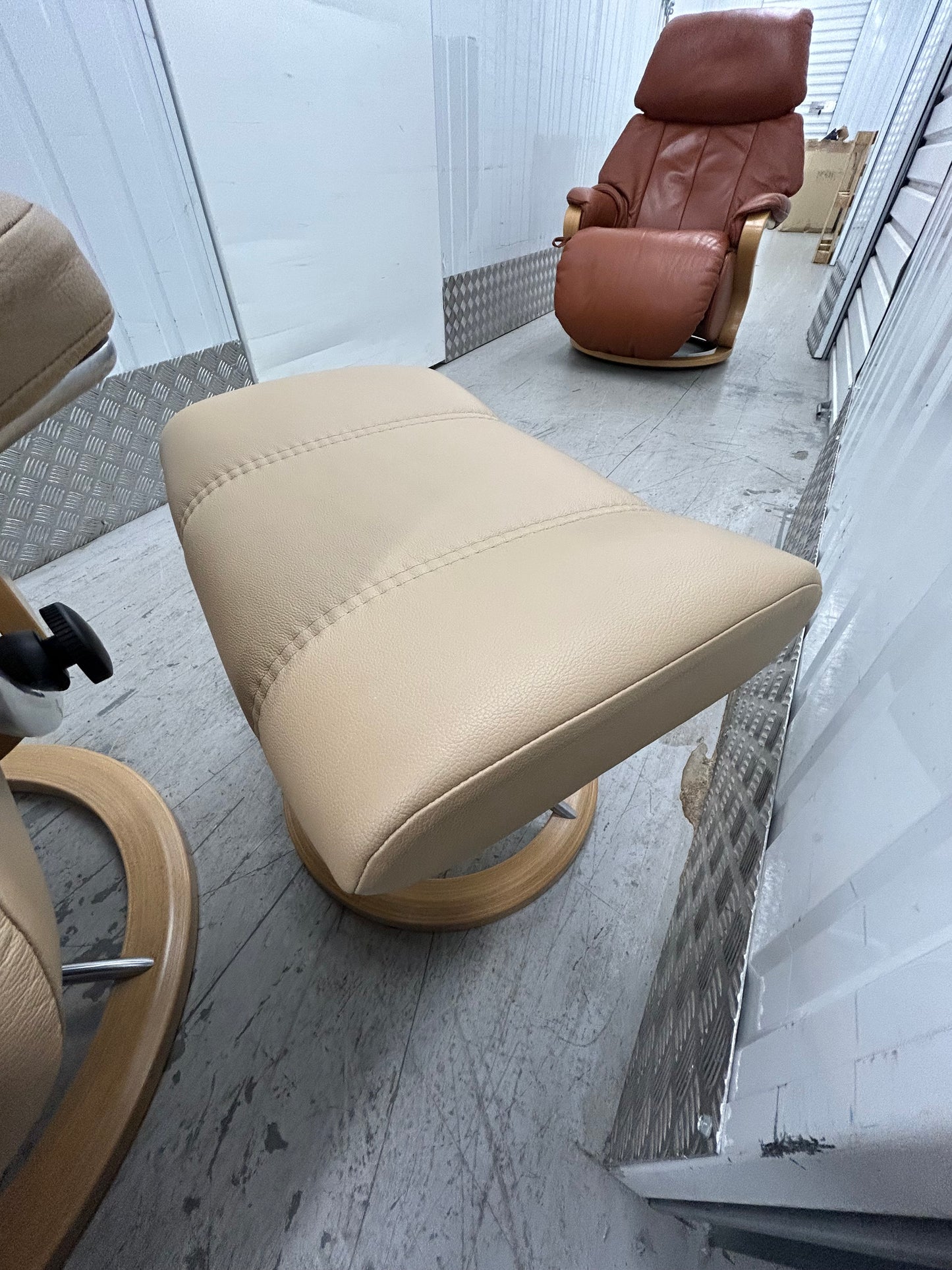 Ekornes Stressless Signature Consul Latte Leather Chairs & Stools Pair 1 Medium, 1 Large Pre-Loved