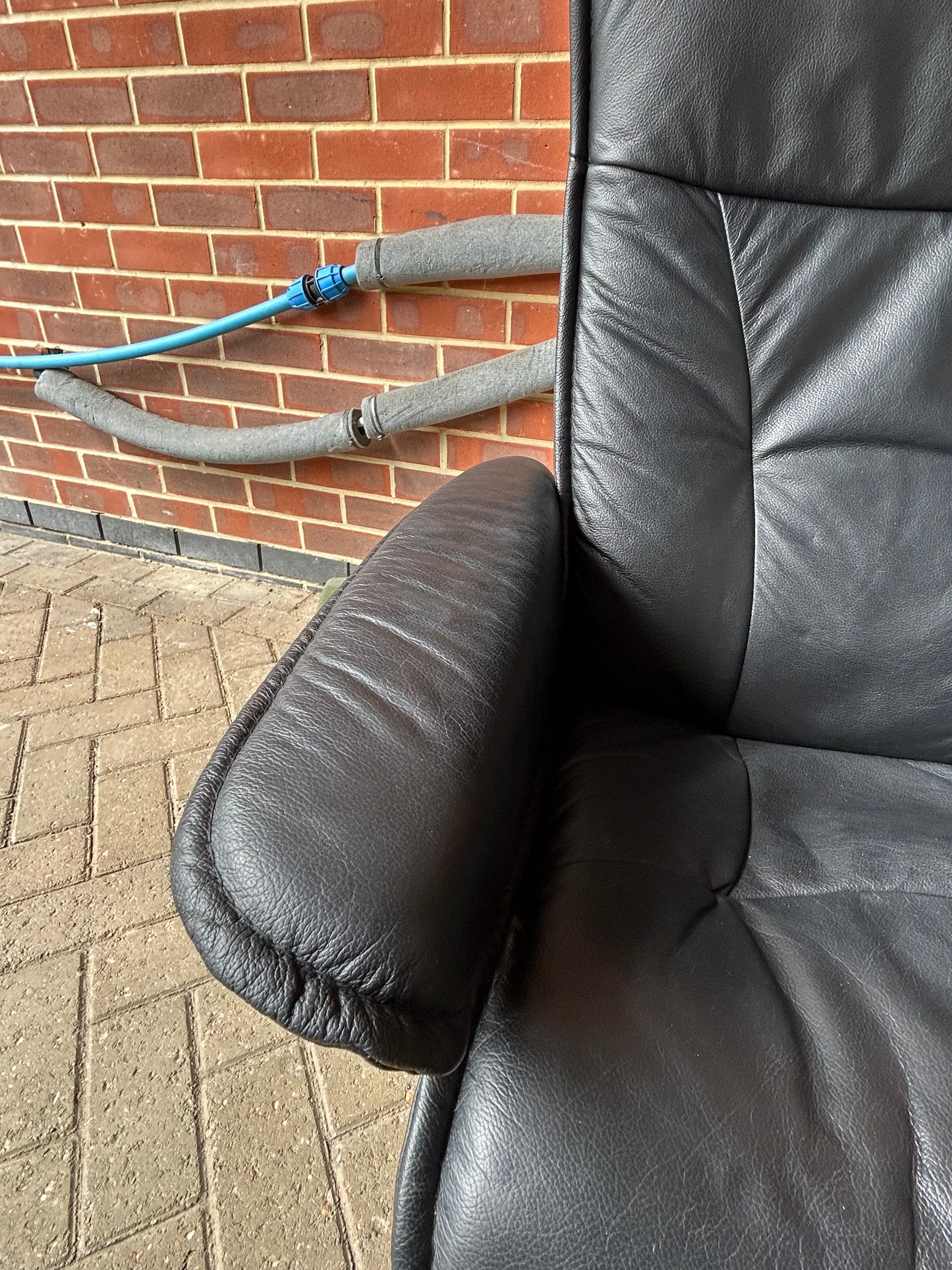 Ekornes Stressless Recline & Swivel Black Leather Chairs & Stools Pair Pre-Loved