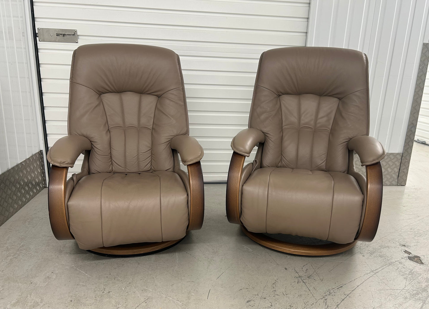 Himolla Leather Suite, 2 Mosel Recline & Swivel Chairs & Matching Recliner Sofa 2020 Pre-Loved