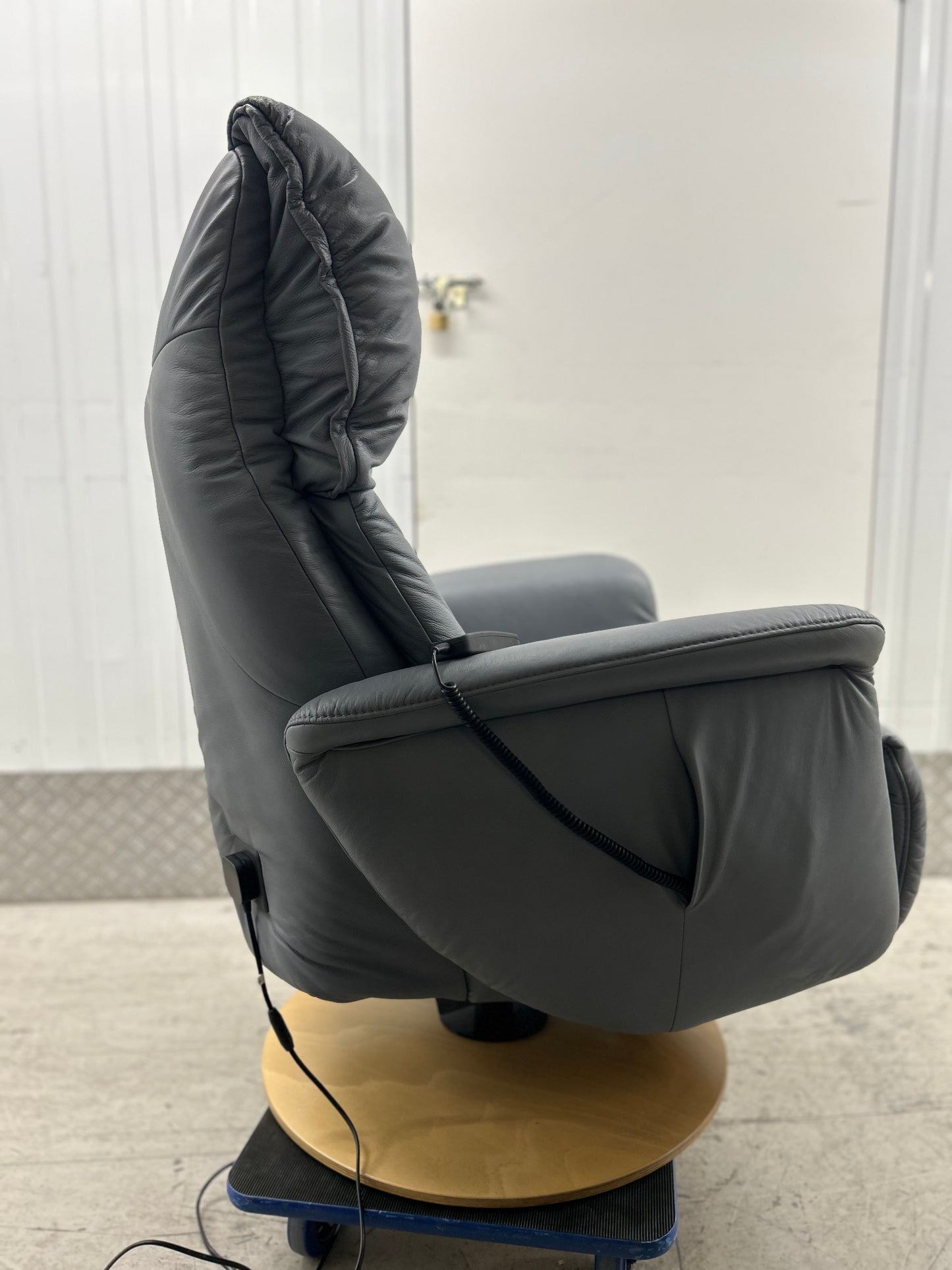 Himolla Swan Leather Power Lift & Rise Recliner Chair With Integrated Footrest Large Pre-Loved