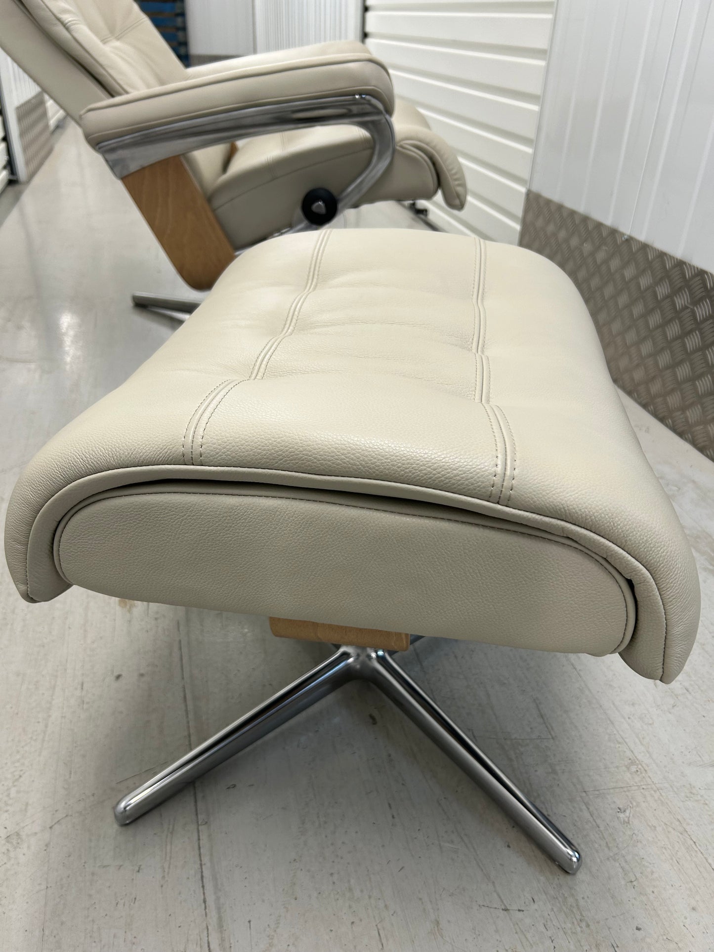 Ekornes Stressless Erik Grey Leather Recliner Chair & Stool Med New