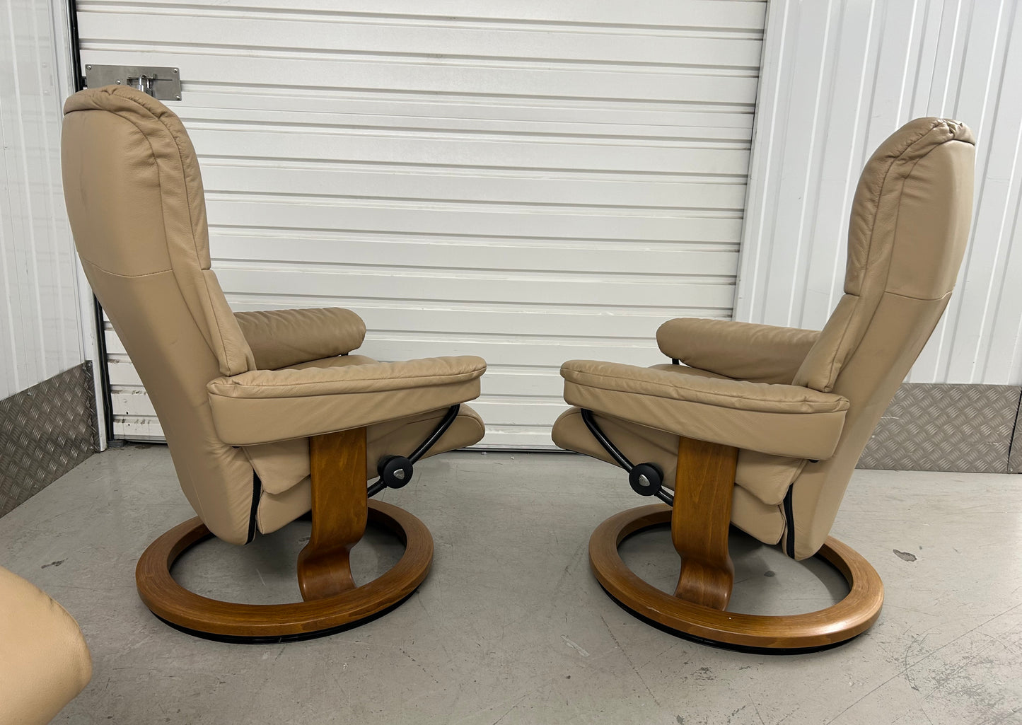 Ekornes Stressless Mayfair Recline & Swivel Latte Leather Chairs & Stools Pair Pre-Loved