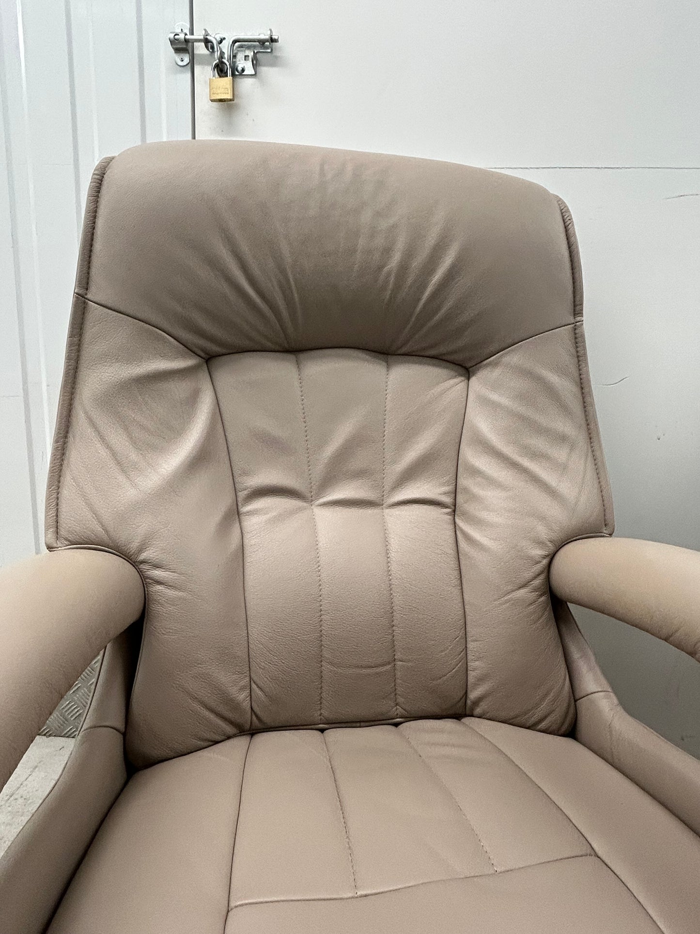 Himolla Mosel  Power Fels Leather Recline & Swivel Chairs Integrated Footrests Pre-Loved