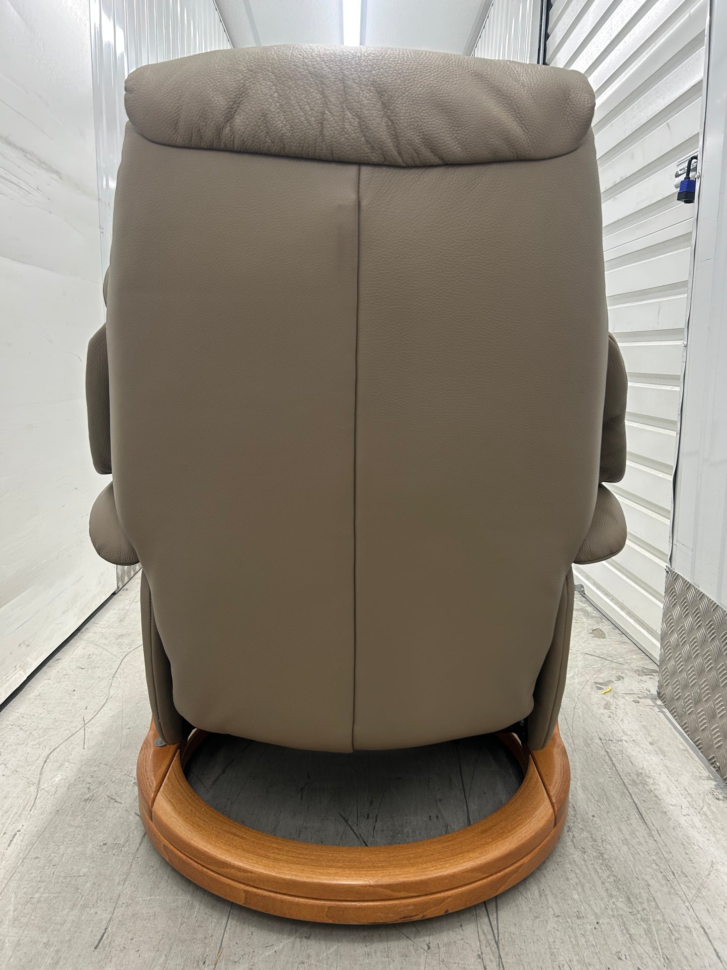 Himolla Chester Leather Recliner Chair With Integrated Footrest Large Size 2019 Pre-Loved