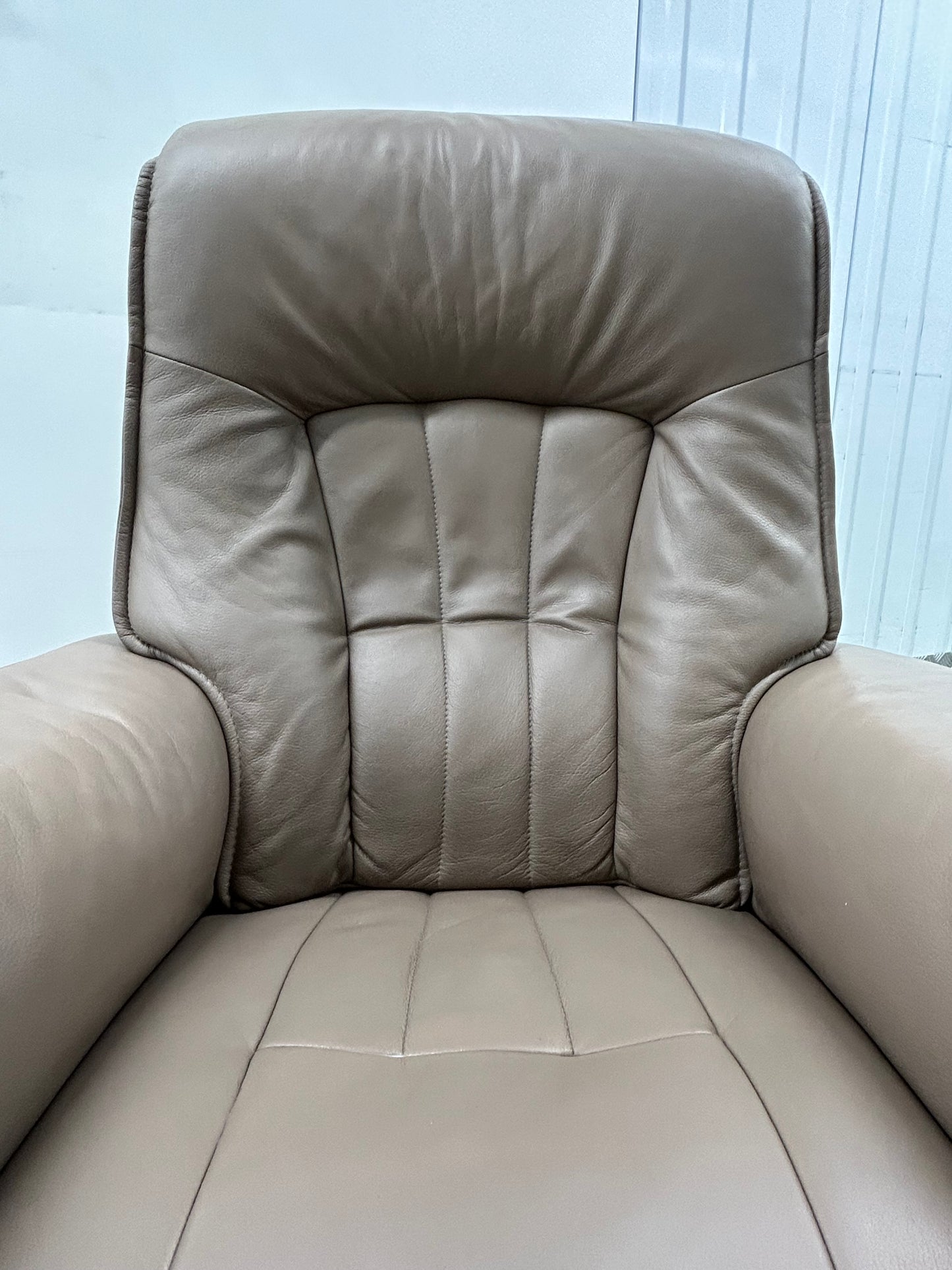 Himolla Rhine Earth Leather Power Recliner Armchair With Integrated Footrest Pre-Loved