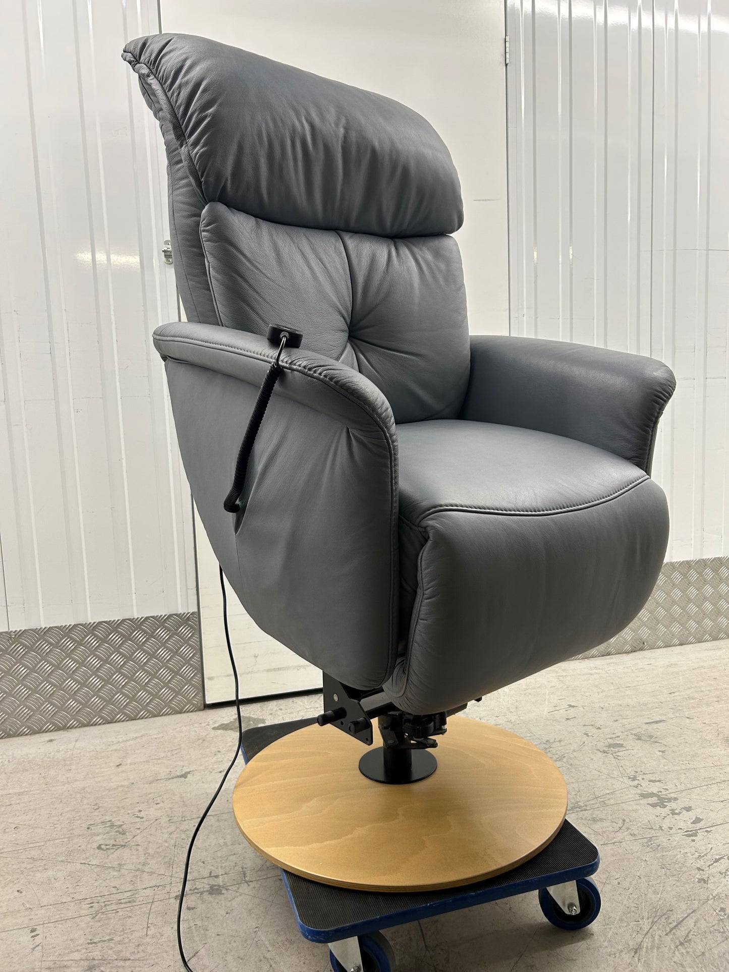 Himolla Swan Leather Power Lift & Rise Recliner Chair With Integrated Footrest Large Pre-Loved