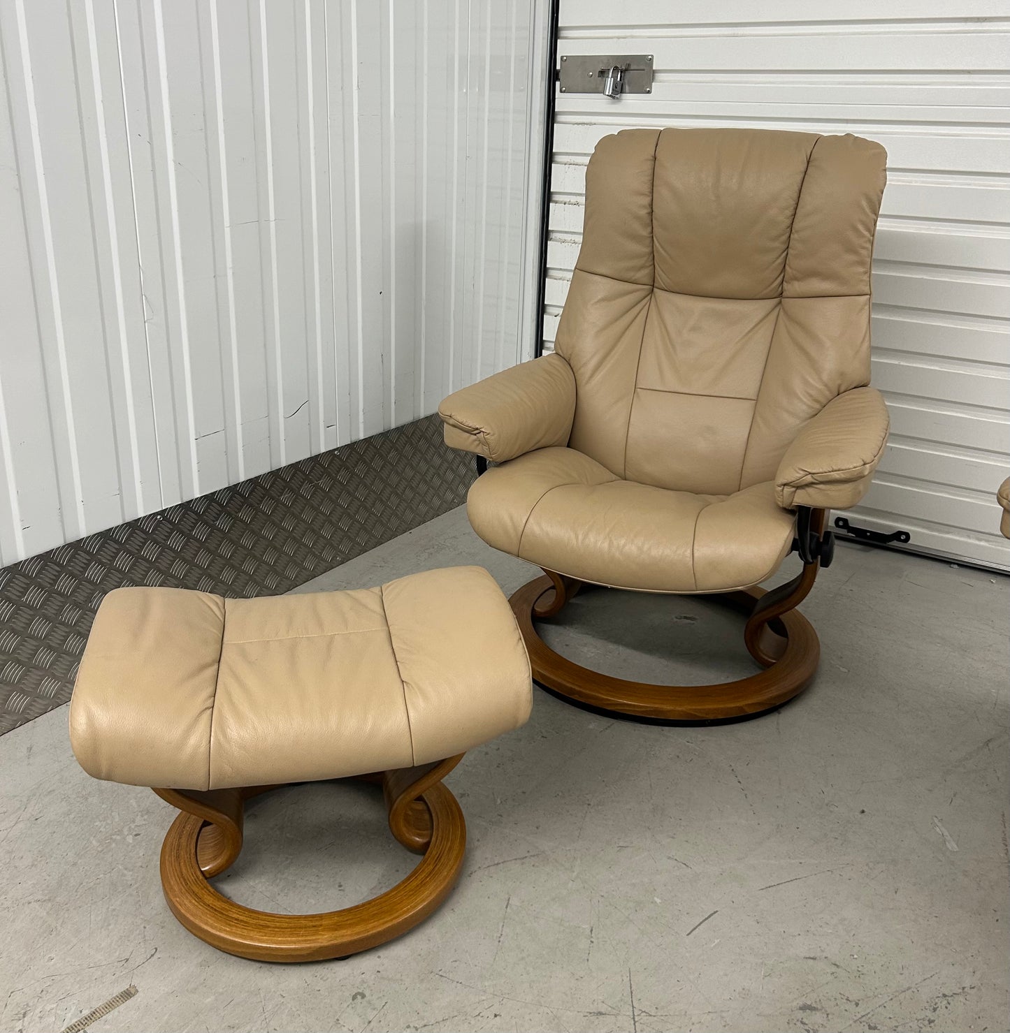 Ekornes Stressless Mayfair Recline & Swivel Latte Leather Chairs & Stools Pair Pre-Loved