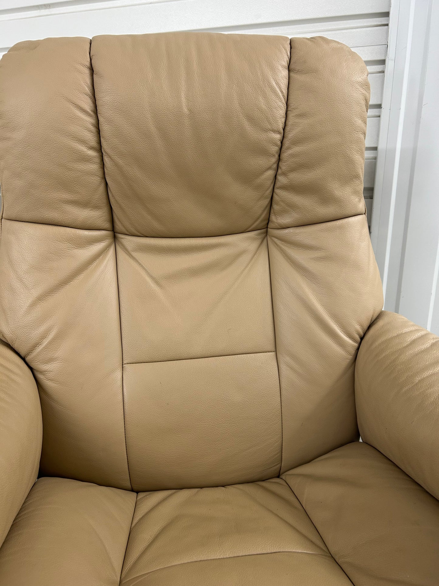Ekornes Stressless Mayfair Recline & Swivel Latte Leather Chairs & Stools Pair Pre-Loved