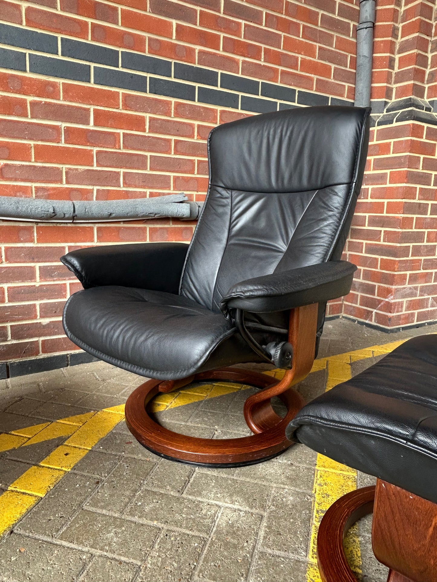Ekornes Stressless Recline & Swivel Black Leather Chairs & Stools Pair Pre-Loved