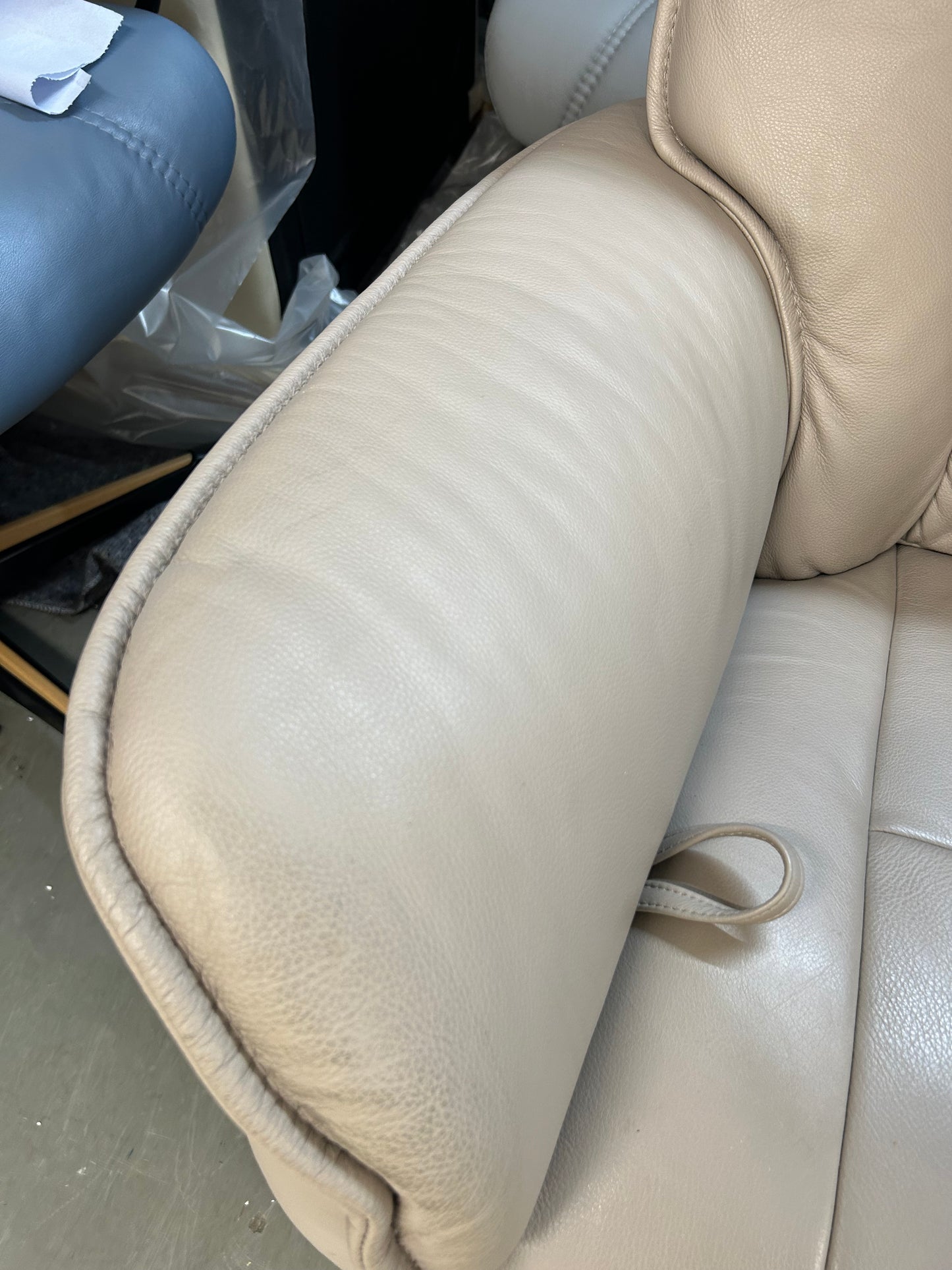 Himolla Rhine 2 Seater Fels Leather Recliner Sofa With Integrated Footrests 2021 Pre-Loved