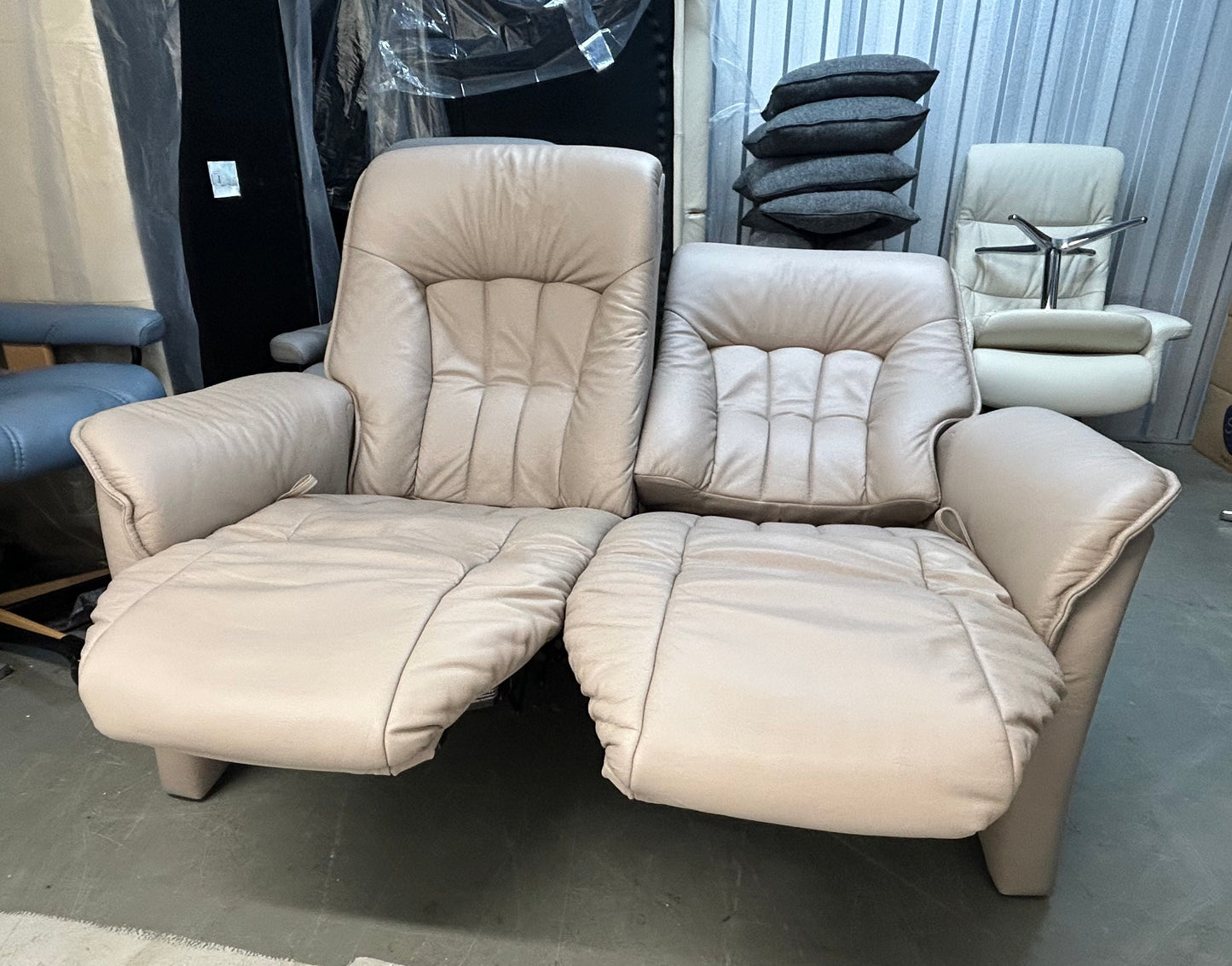 Himolla Rhine 2 Seater Fels Leather Recliner Sofa With Integrated Footrests 2021 Pre-Loved