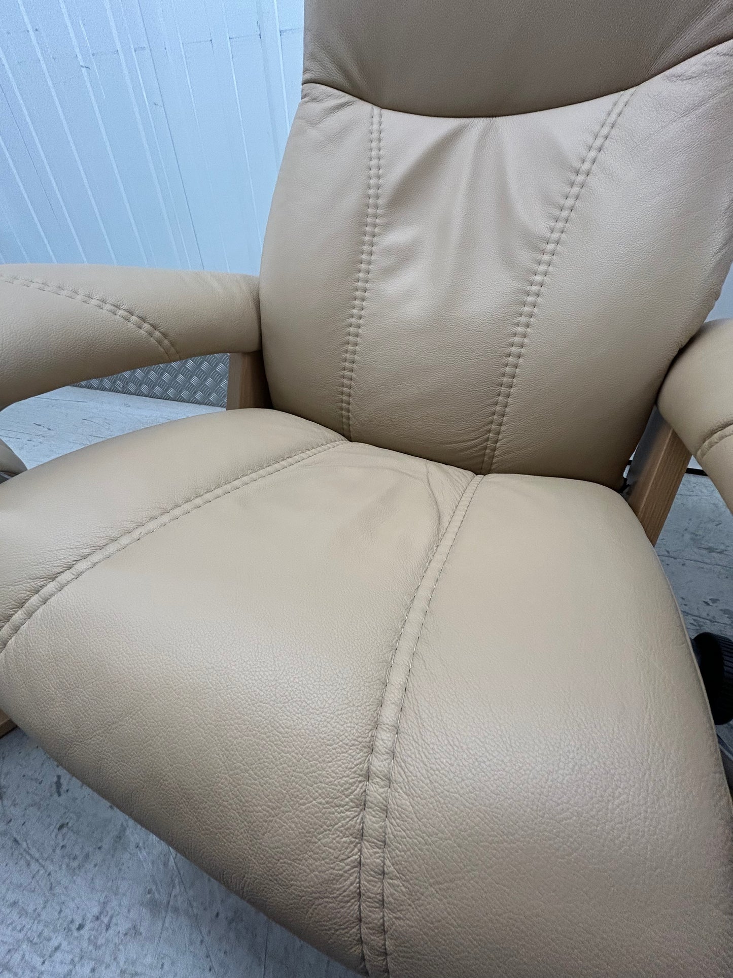 Ekornes Stressless Signature Consul Latte Leather Chairs & Stools Pair 1 Medium, 1 Large Pre-Loved