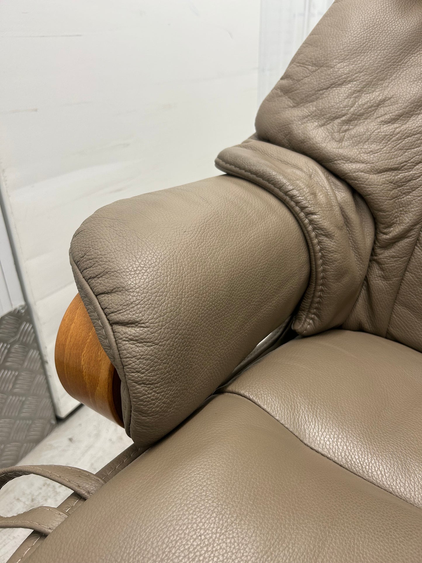 Himolla Chester Leather Recliner Chair With Integrated Footrest Large Size 2019 Pre-Loved