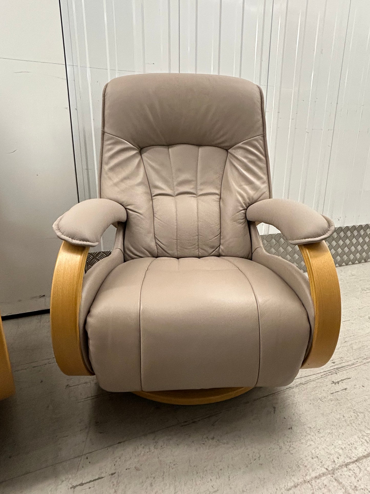 Himolla Mosel  Power Fels Leather Recline & Swivel Chairs Integrated Footrests Pre-Loved