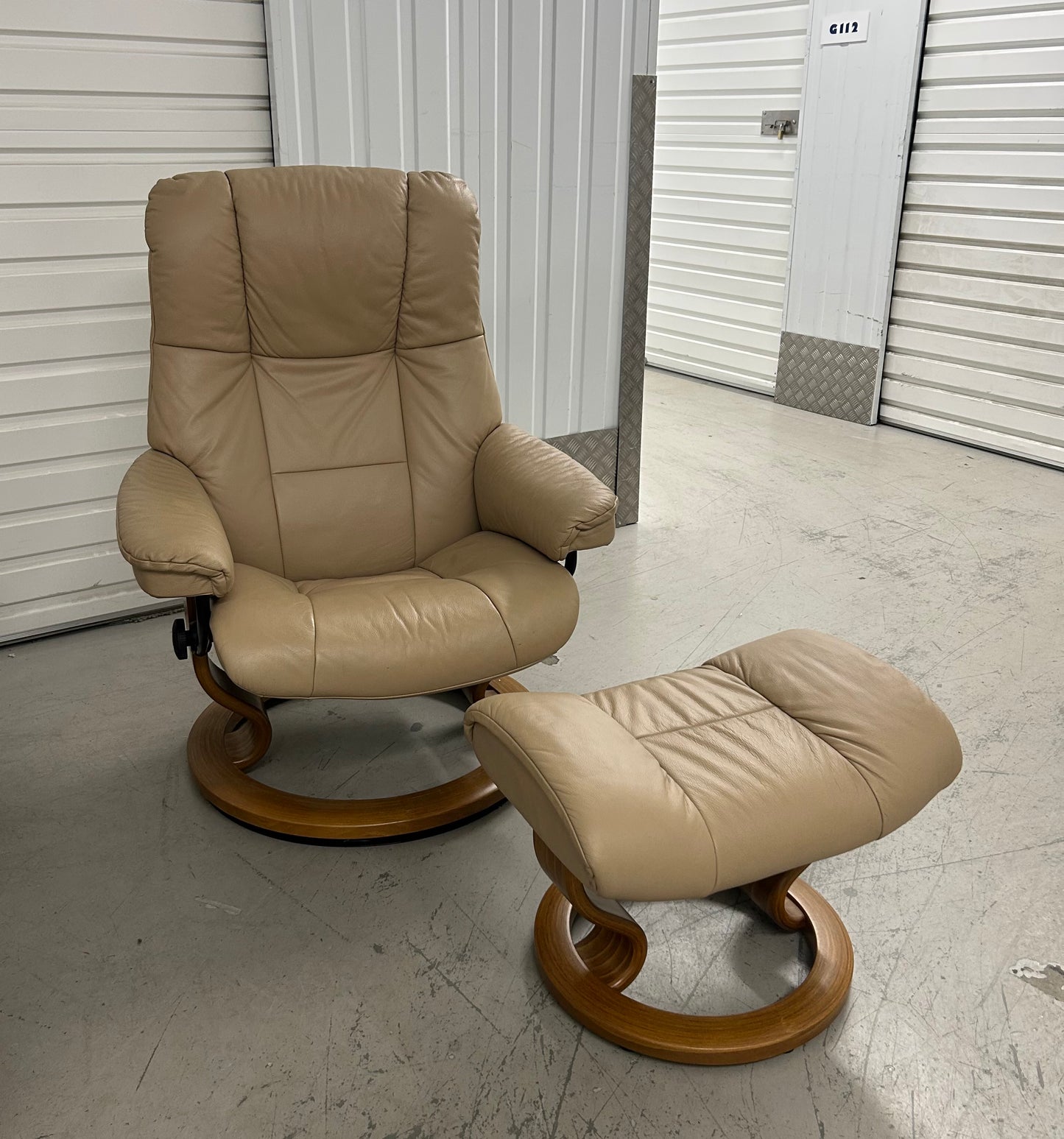 Ekornes Stressless Mayfair Recline & Swivel Latte Leather Chairs & Stools Pair Pre-Loved