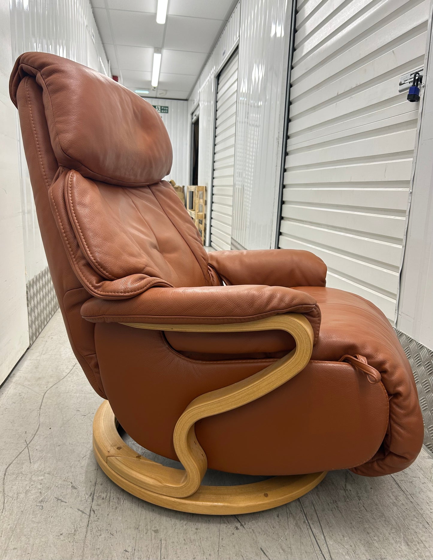 Himolla Chester Leather Recliner Armchair With Integrated Footrest Large Pre-Loved