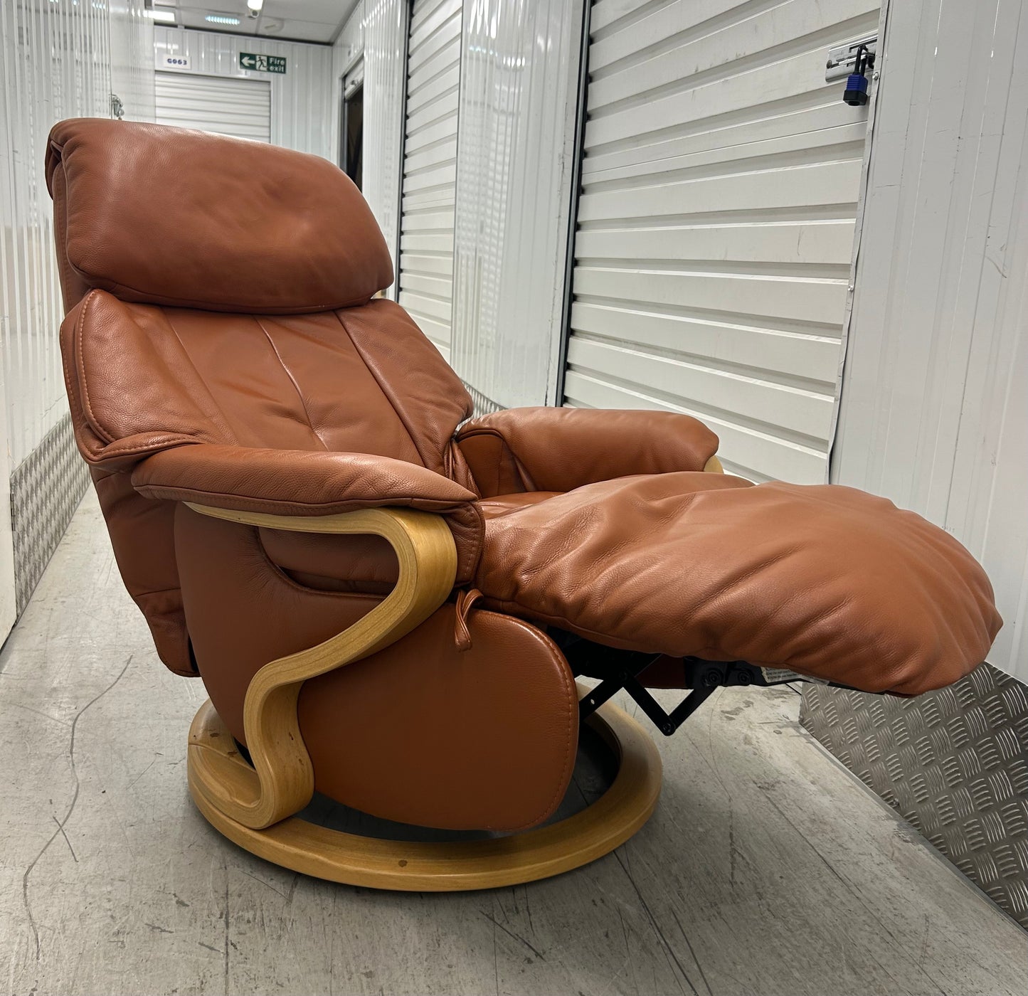 Himolla Chester Leather Recliner Armchair With Integrated Footrest Large Pre-Loved