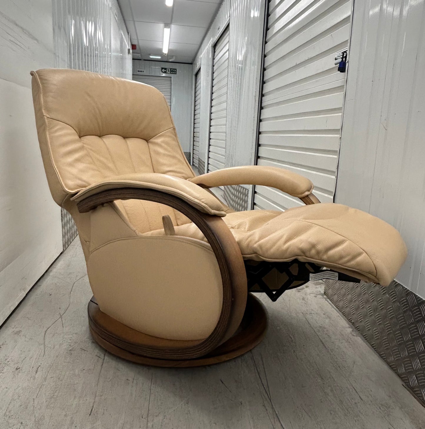 Himolla Mosel Maxi Leather Recline & Swivel Chair Integrated Footrest Pre-Loved