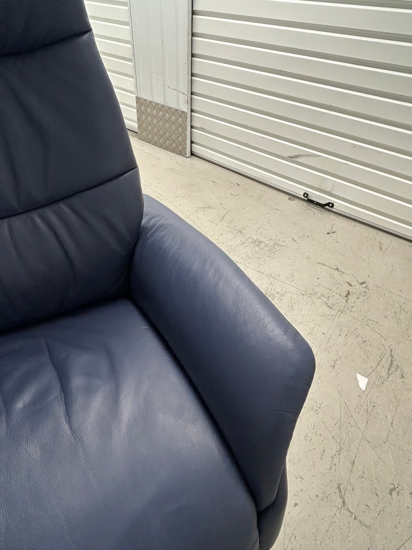 Himolla Azure Blue Leather Power Recliner Armchairs & Matching Fixed 2 Seater Sofa Pre-Loved