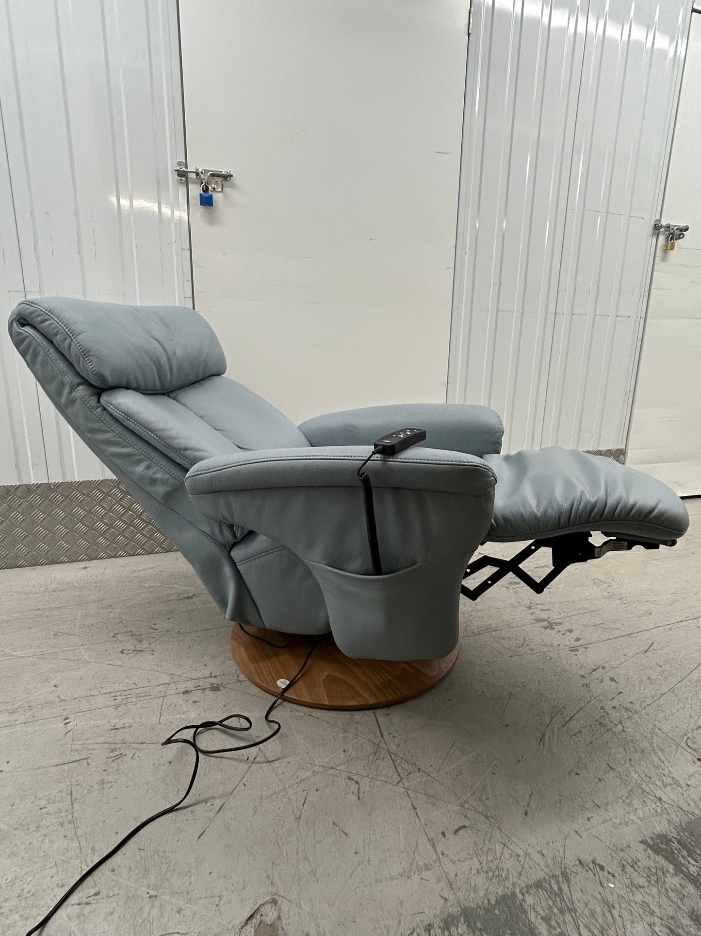 Himolla Sinatra Leather Power Recliner Lift & Rise With Integrated Footrest 2018 Pre-Loved