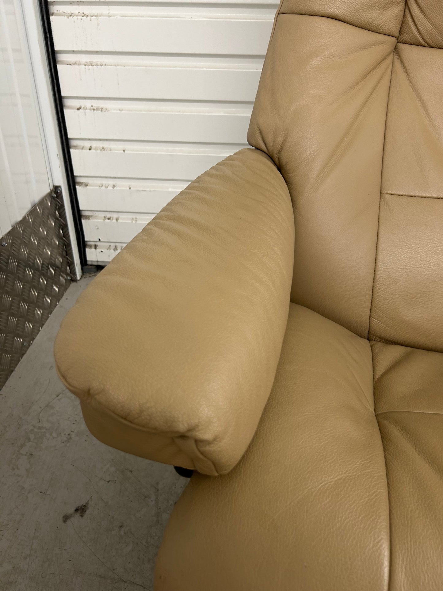 Ekornes Stressless Mayfair Recline & Swivel Latte Leather Chairs & Stools Pair Pre-Loved