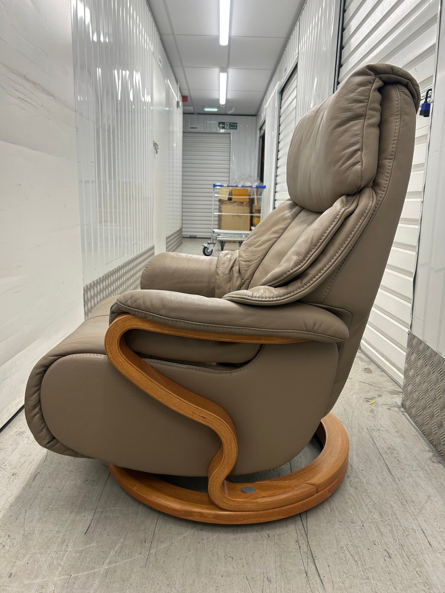 Himolla Chester Leather Recliner Chair With Integrated Footrest Large Size 2019 Pre-Loved