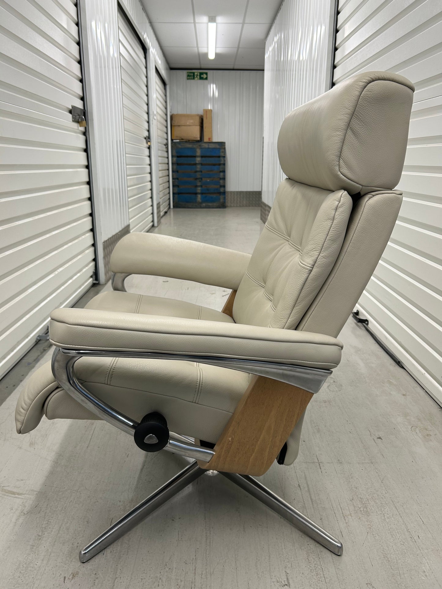 Ekornes Stressless Erik Grey Leather Recliner Chair & Stool Med New