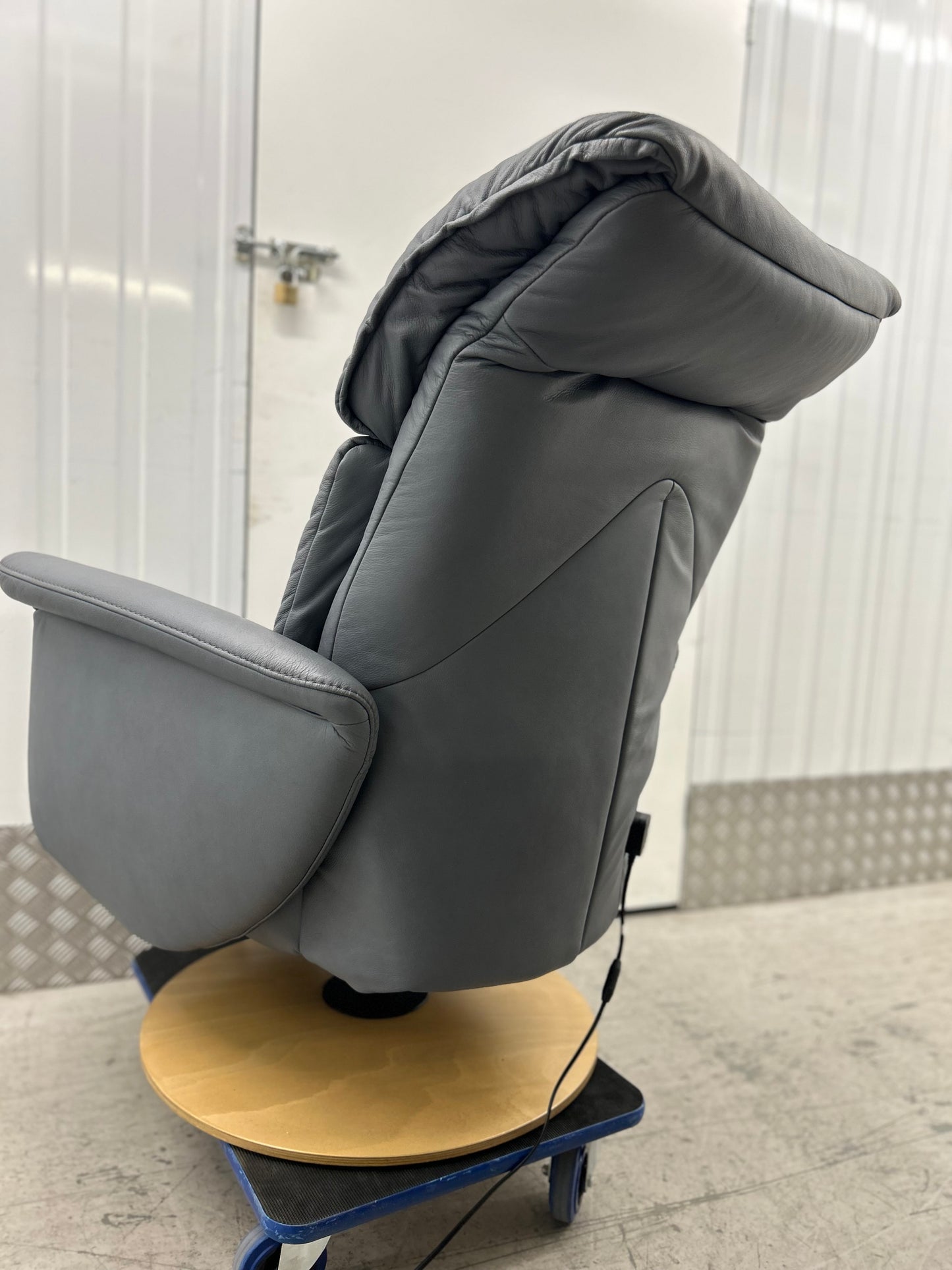 Himolla Swan Leather Power Lift & Rise Recliner Chair With Integrated Footrest Large Pre-Loved