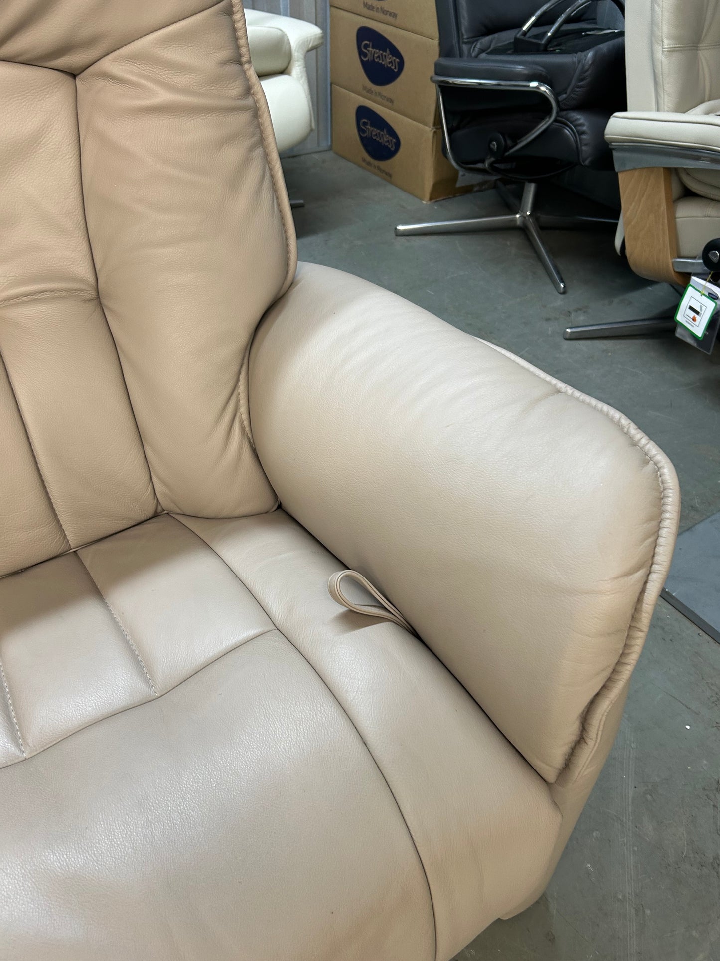 Himolla Rhine 2 Seater Fels Leather Recliner Sofa With Integrated Footrests 2021 Pre-Loved