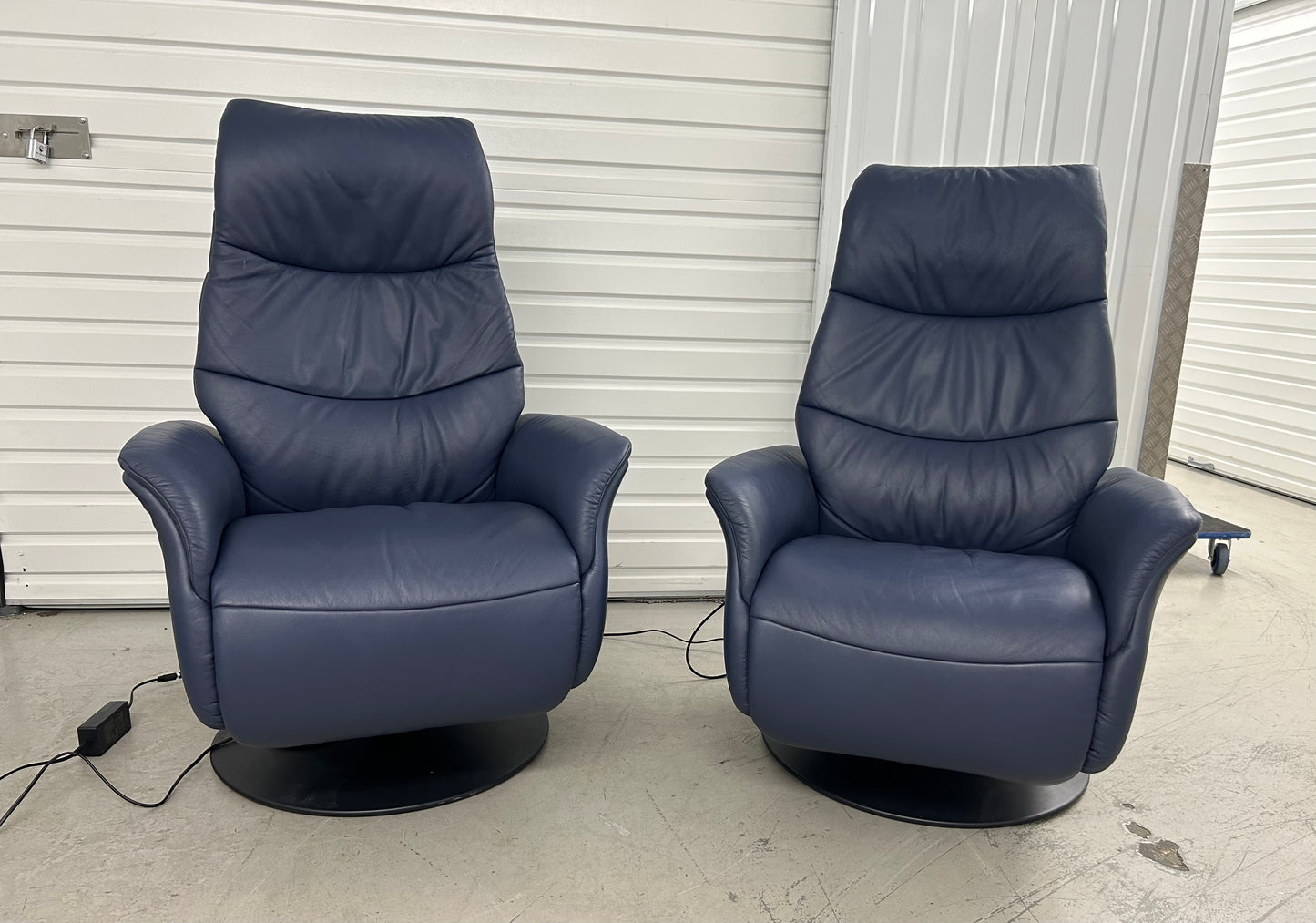 Himolla Azure Blue Leather Power Recliner Armchairs & Matching Fixed 2 Seater Sofa Pre-Loved