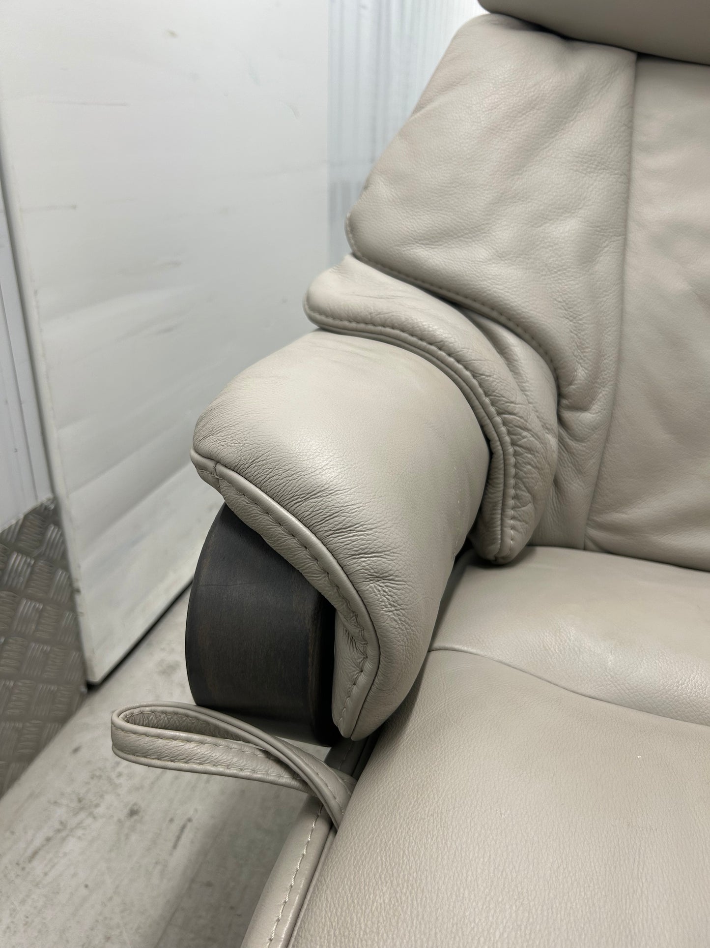 Himolla Chester Leather Recliner Armchair With Integrated Footrest Large Size Pre-Loved