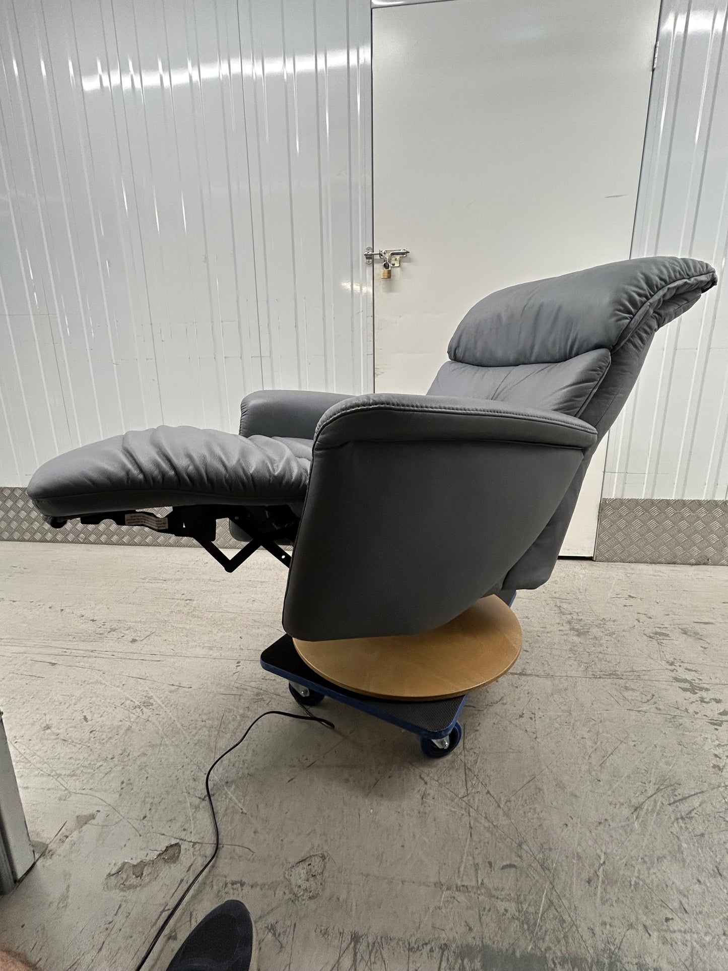 Himolla Swan Leather Power Lift & Rise Recliner Chair With Integrated Footrest Large Pre-Loved
