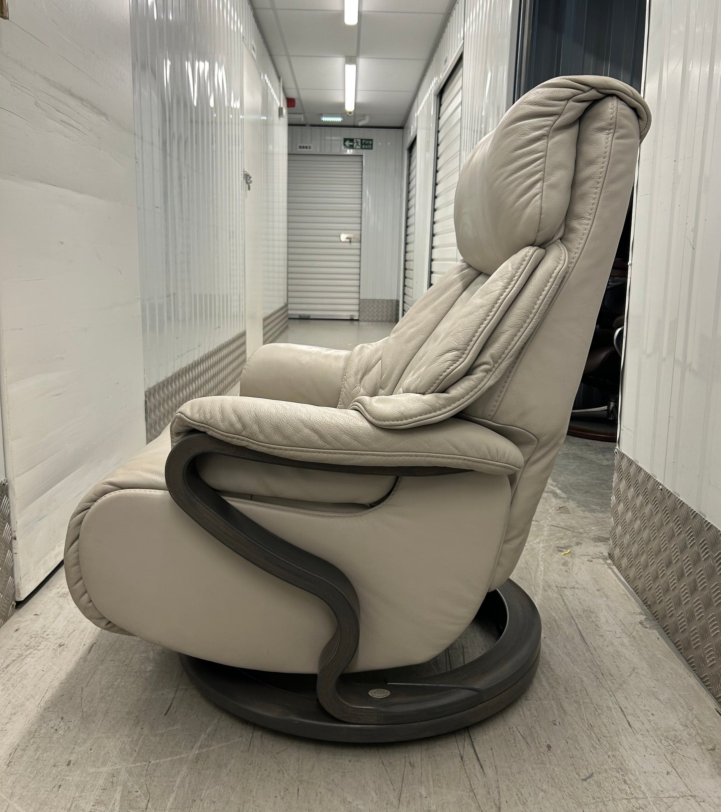 Himolla Chester Leather Recliner Armchair With Integrated Footrest Large Size Pre-Loved