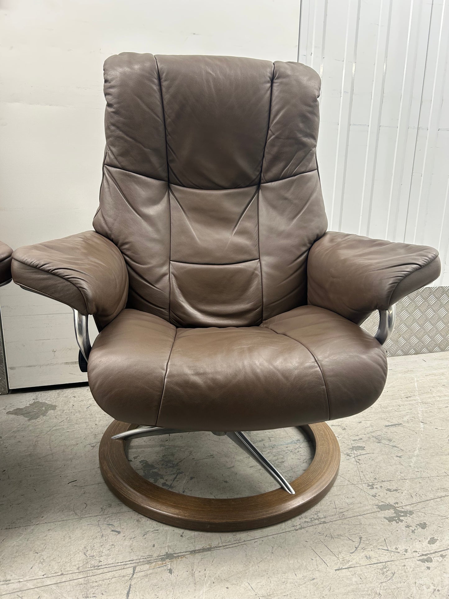 Ekornes Stressless Signature Mayfair Chestnut Leather Recliners Medium Pair Pre-Loved