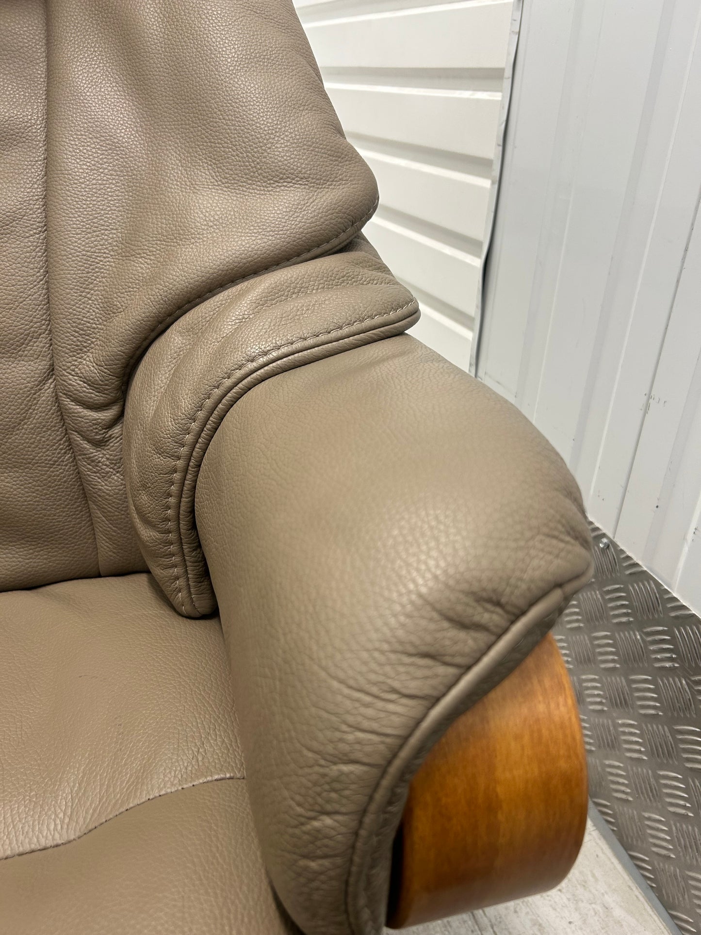 Himolla Chester Leather Recliner Chair With Integrated Footrest Large Size 2019 Pre-Loved