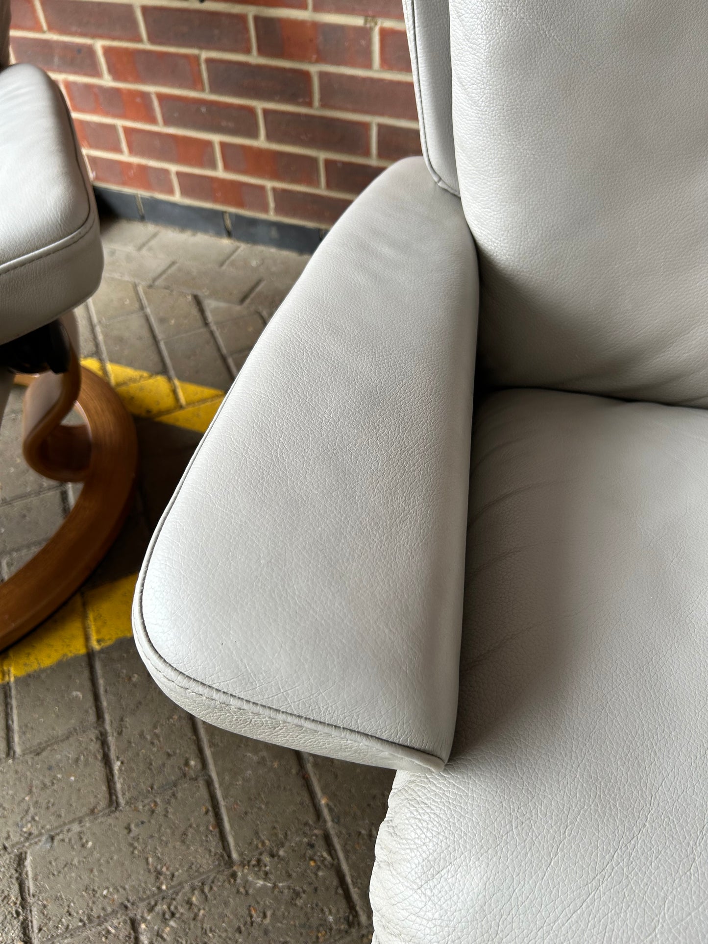 Ekornes Stressless Magic Medium Size Silver Cloud Leather Power Recliners Pair Pre-Loved