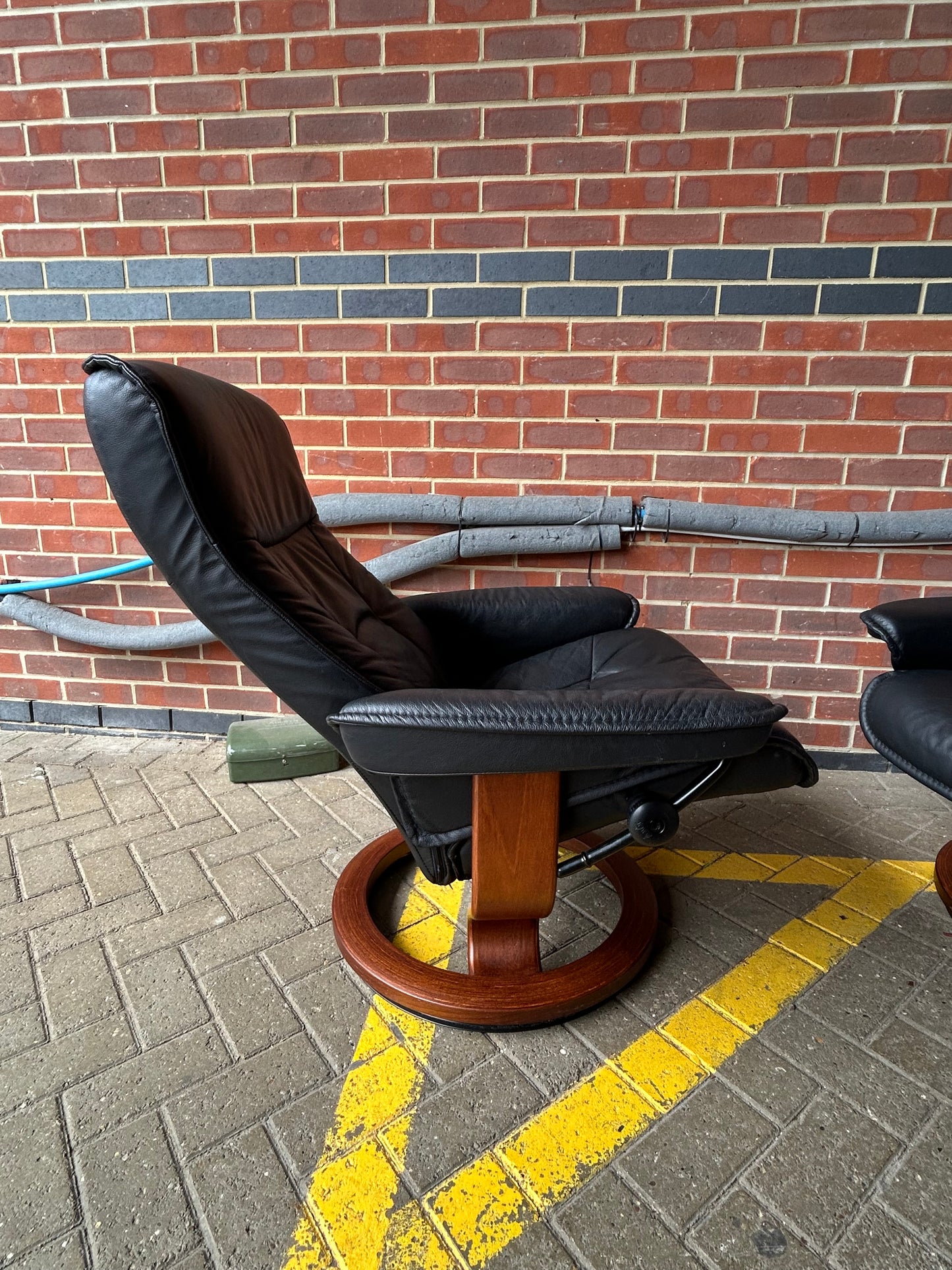 Ekornes Stressless Recline & Swivel Black Leather Chairs & Stools Pair Pre-Loved