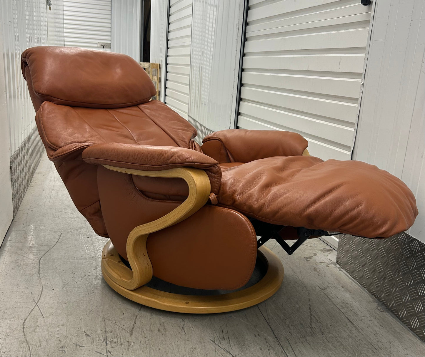 Himolla Chester Leather Recliner Armchair With Integrated Footrest Large Pre-Loved
