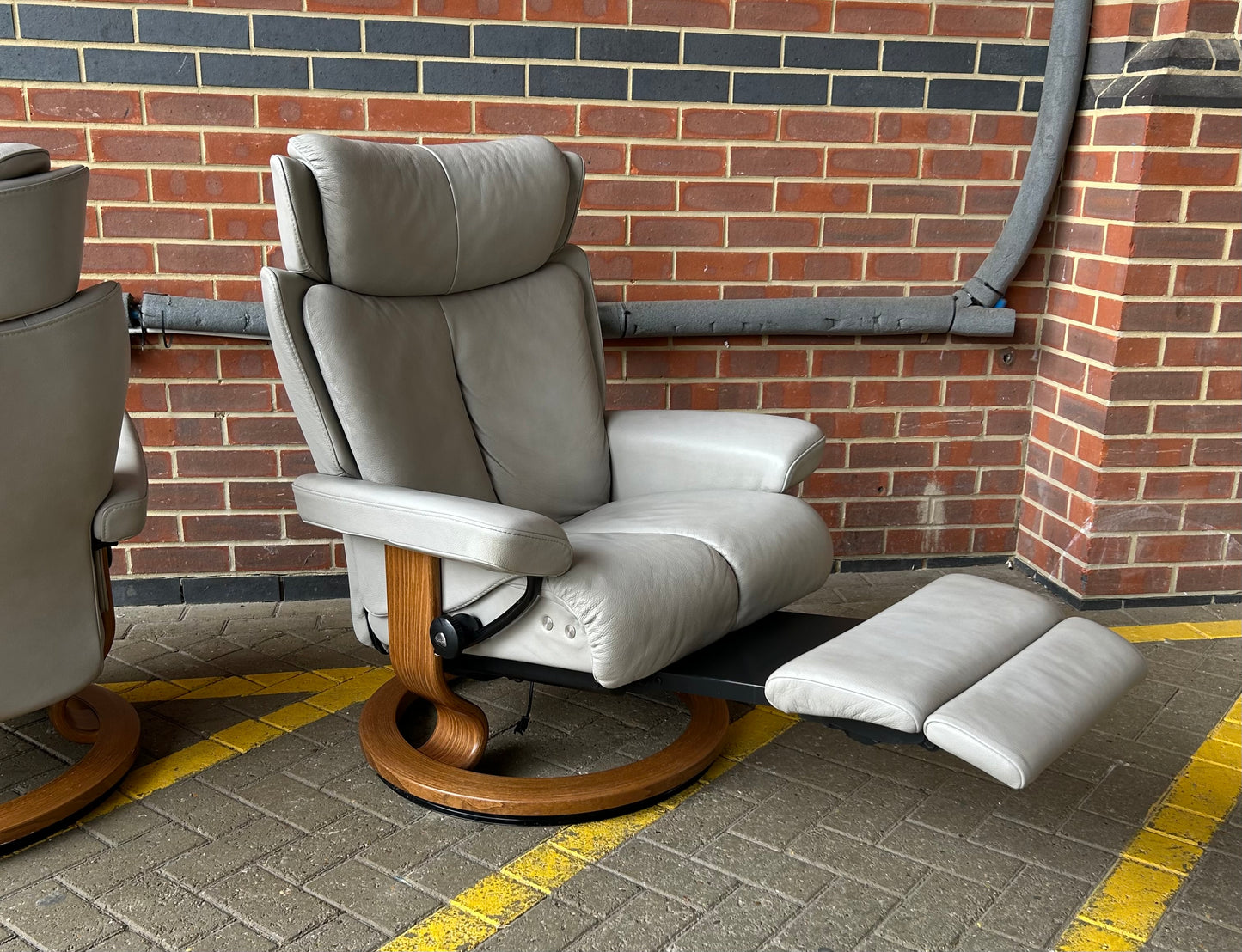 Ekornes Stressless Magic Medium Size Silver Cloud Leather Power Recliners Pair Pre-Loved