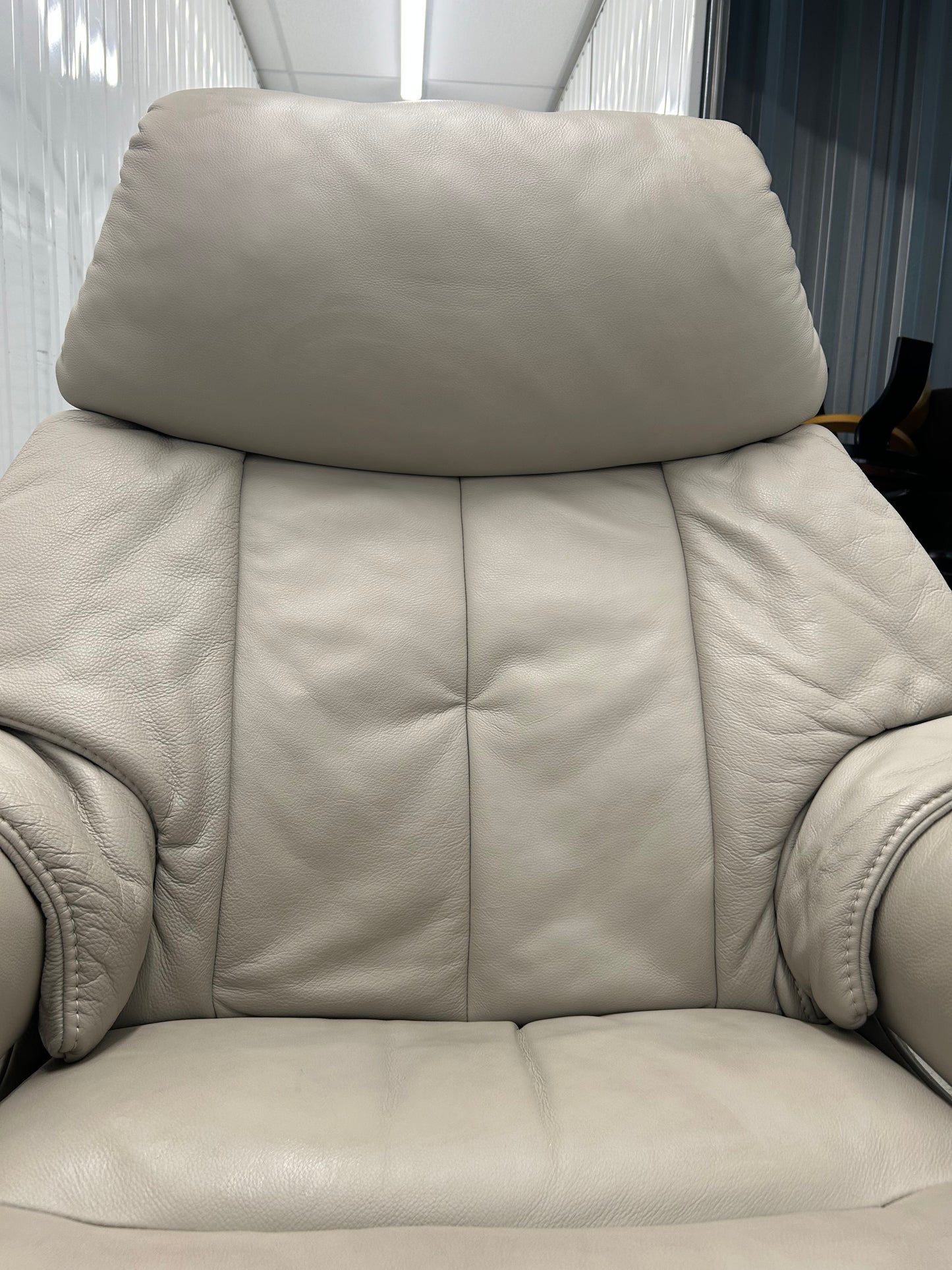 Himolla Chester Leather Recliner Armchair With Integrated Footrest Large Size Pre-Loved