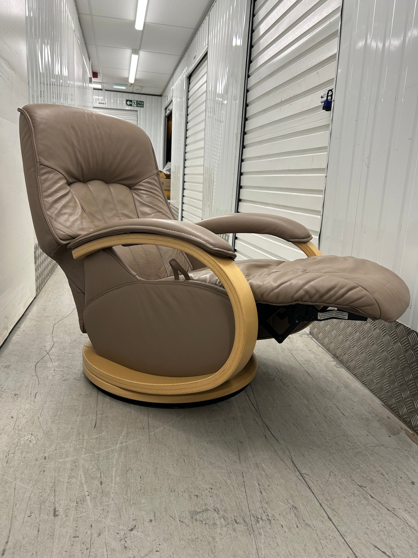 Himolla Mosel Midi Earth Leather Recline & Swivel Chair Integrated Footrest Pre-Loved