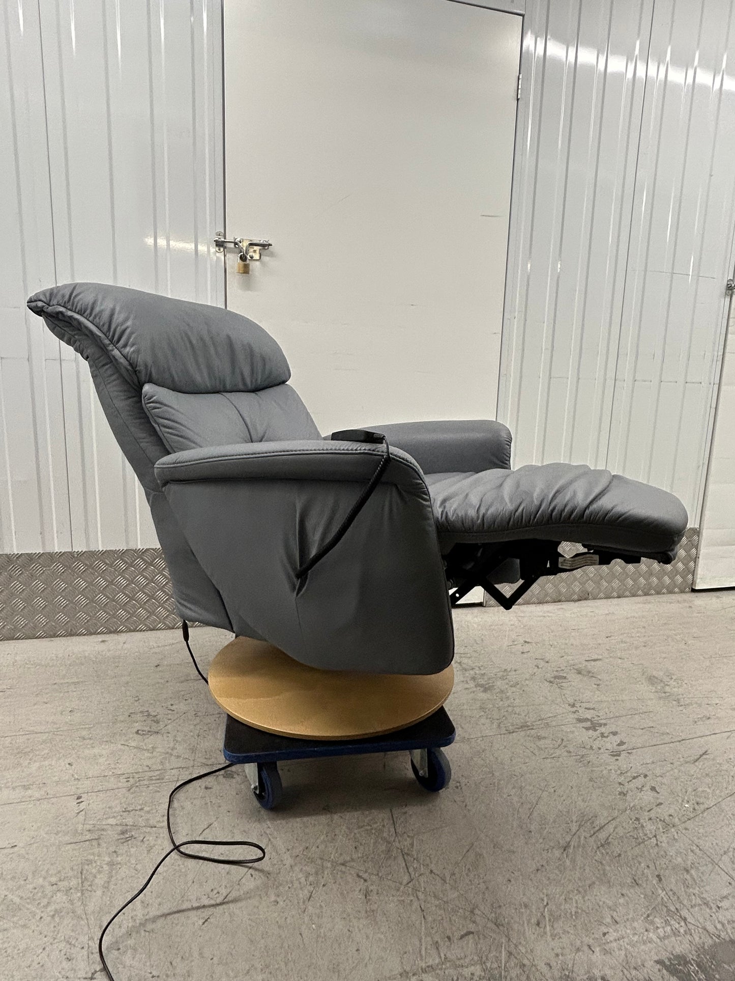 Himolla Swan Leather Power Lift & Rise Recliner Chair With Integrated Footrest Large Pre-Loved