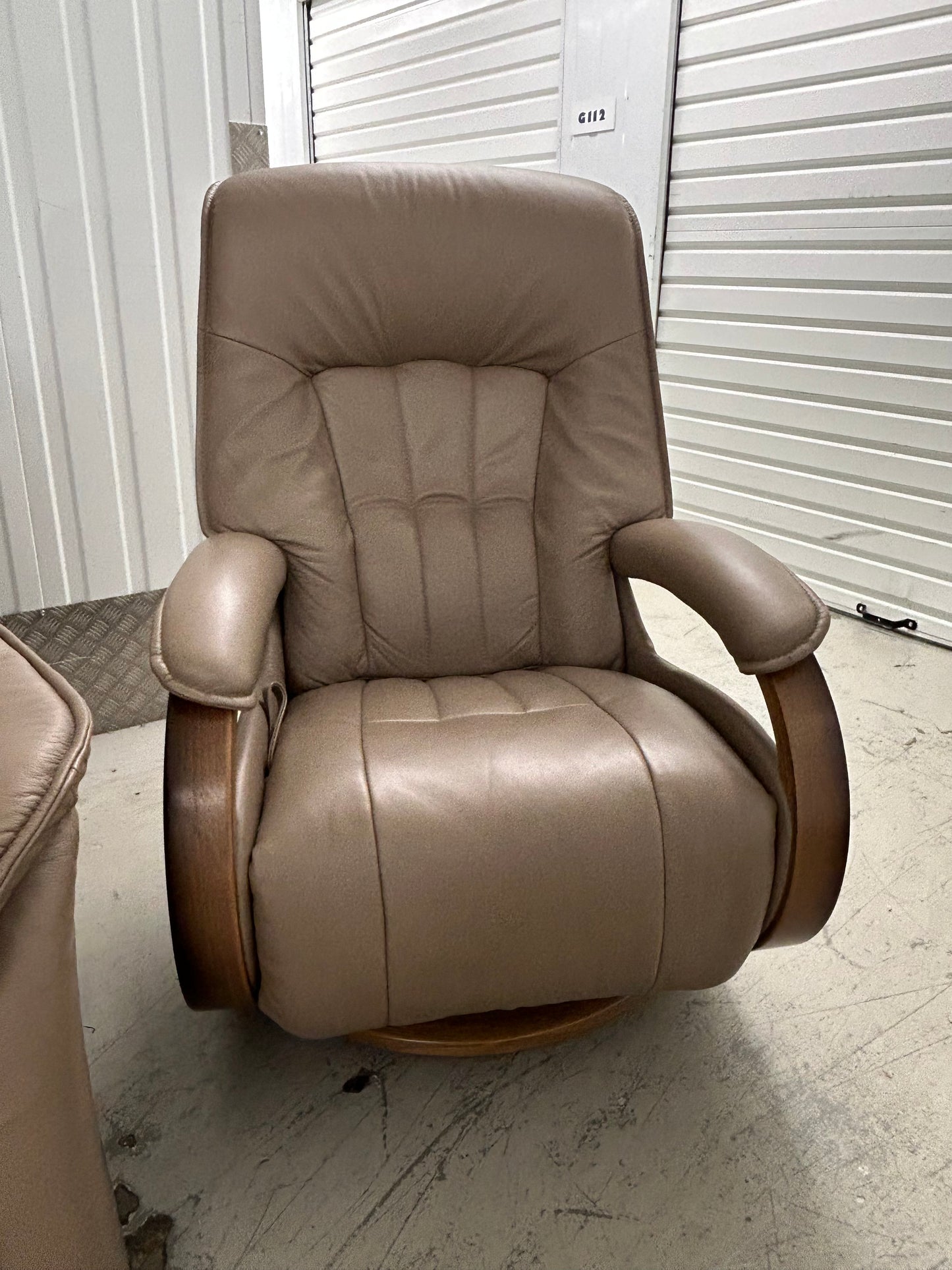 Himolla Leather Suite, 2 Mosel Recline & Swivel Chairs & Matching Recliner Sofa 2020 Pre-Loved